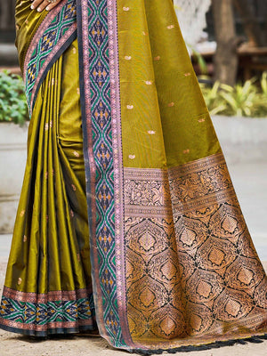 Graceful Mehendi Green Paisley & Floral Design Zari Work Silk Blend Saree With Attractive Tassels Pallu - Image 2