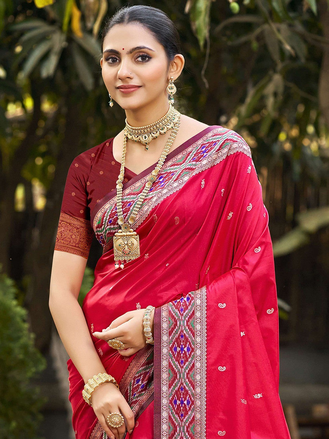 Graceful Pink Paisley & Floral Design Zari Work Silk Blend Saree With Attractive Tassels Pallu - Image 5