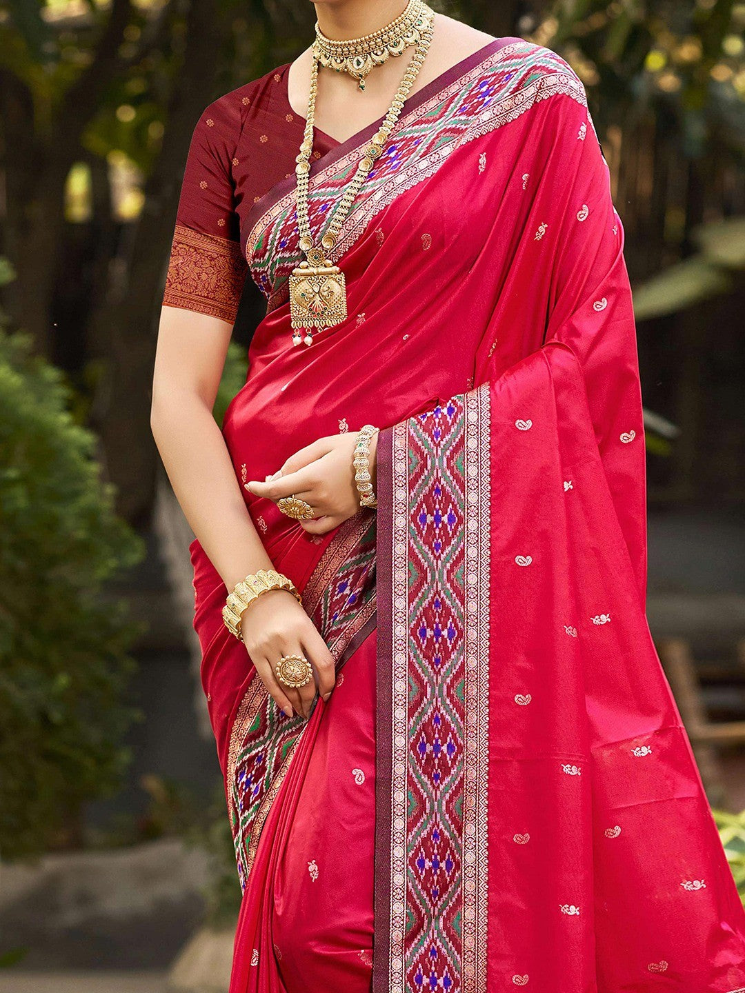 Graceful Pink Paisley & Floral Design Zari Work Silk Blend Saree With Attractive Tassels Pallu - Image 3