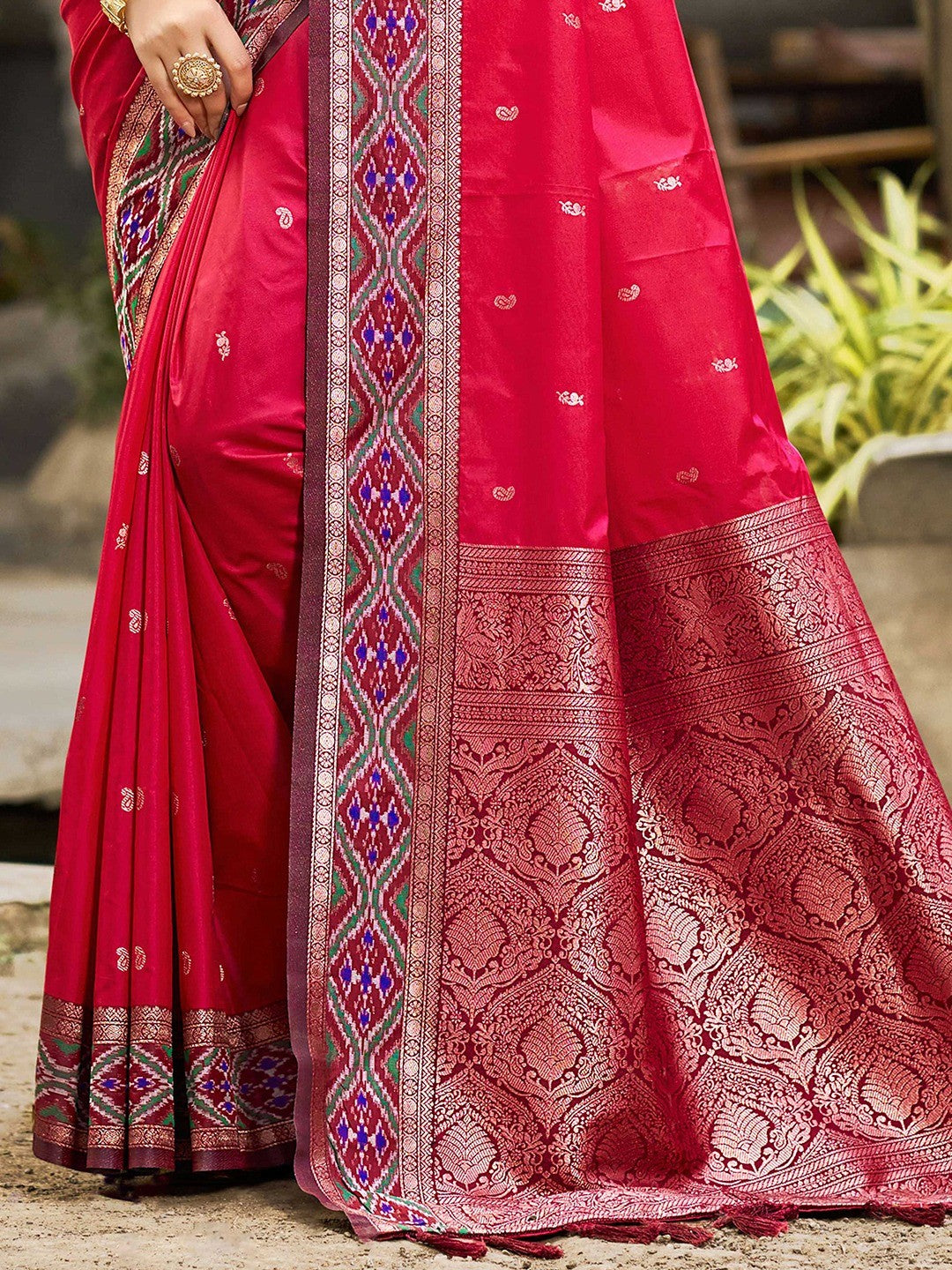 Graceful Pink Paisley & Floral Design Zari Work Silk Blend Saree With Attractive Tassels Pallu - Image 2