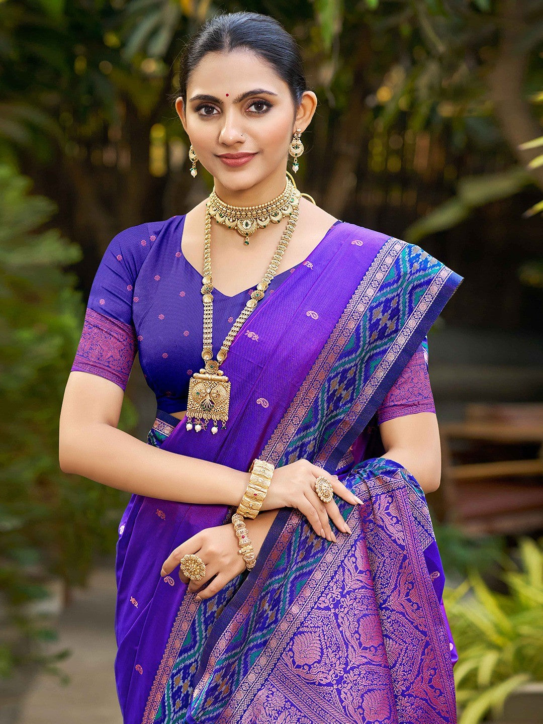 Graceful Violet Paisley & Floral Design Zari Work Silk Blend Saree With Attractive Tassels Pallu - Image 3