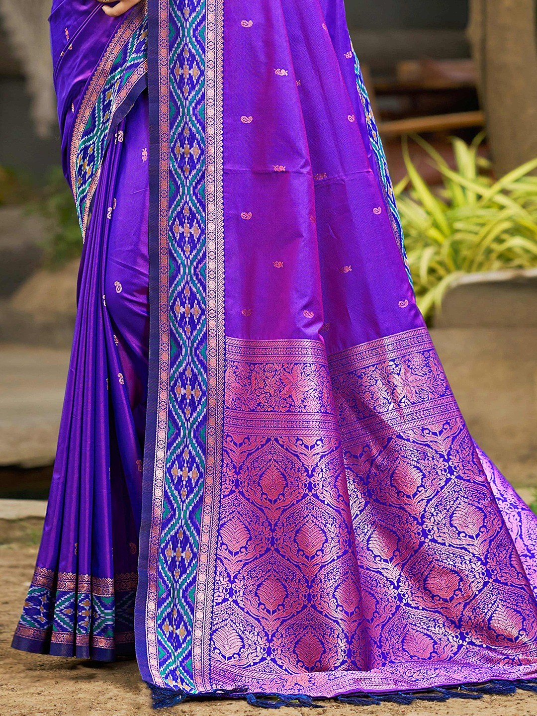 Graceful Violet Paisley & Floral Design Zari Work Silk Blend Saree With Attractive Tassels Pallu - Image 2