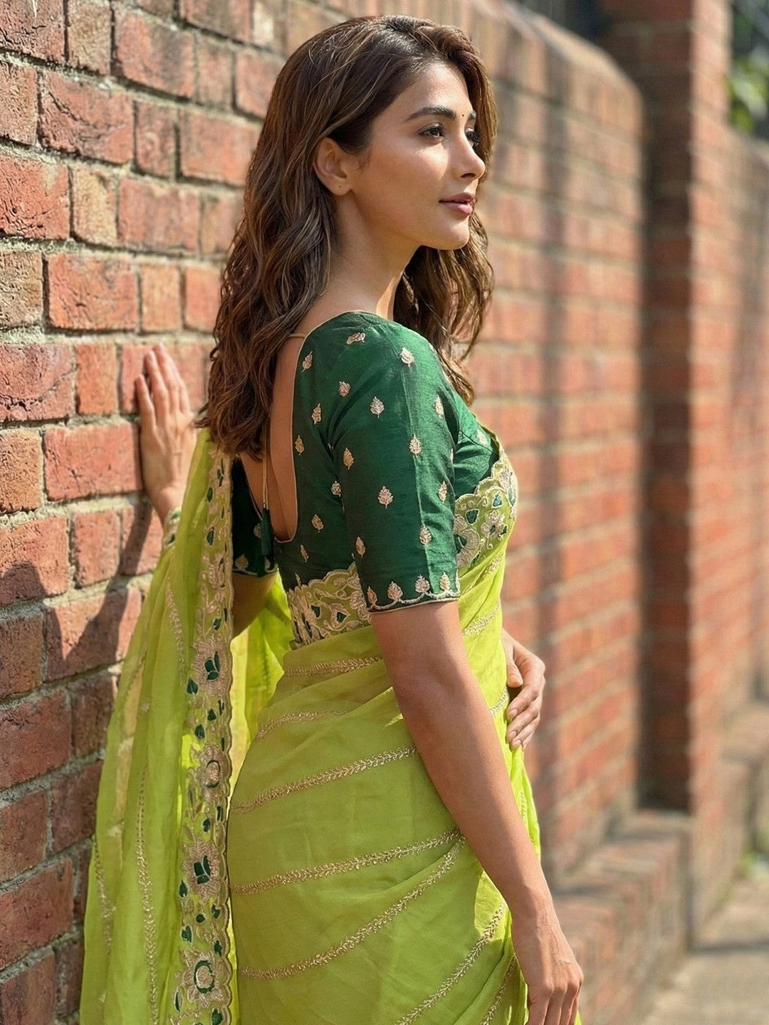 Sophisticated Green Striped Pattern Georgette Saree With Floral Thread Embroidered Border - Image 6