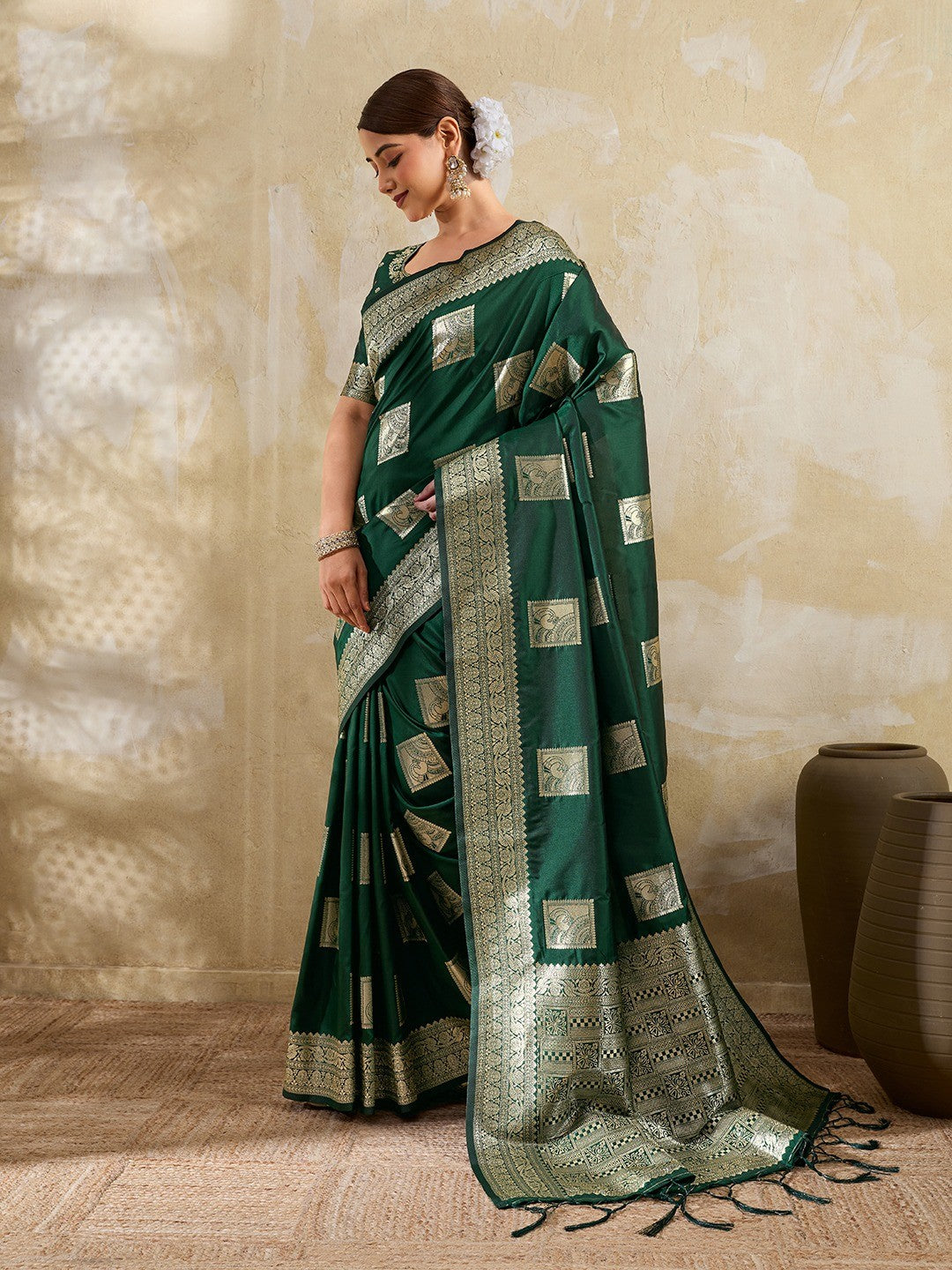 Green Peacock & Floral Motif Zari Weaving Silk Blend Saree With Unstitched Blouse Peice - Image 6