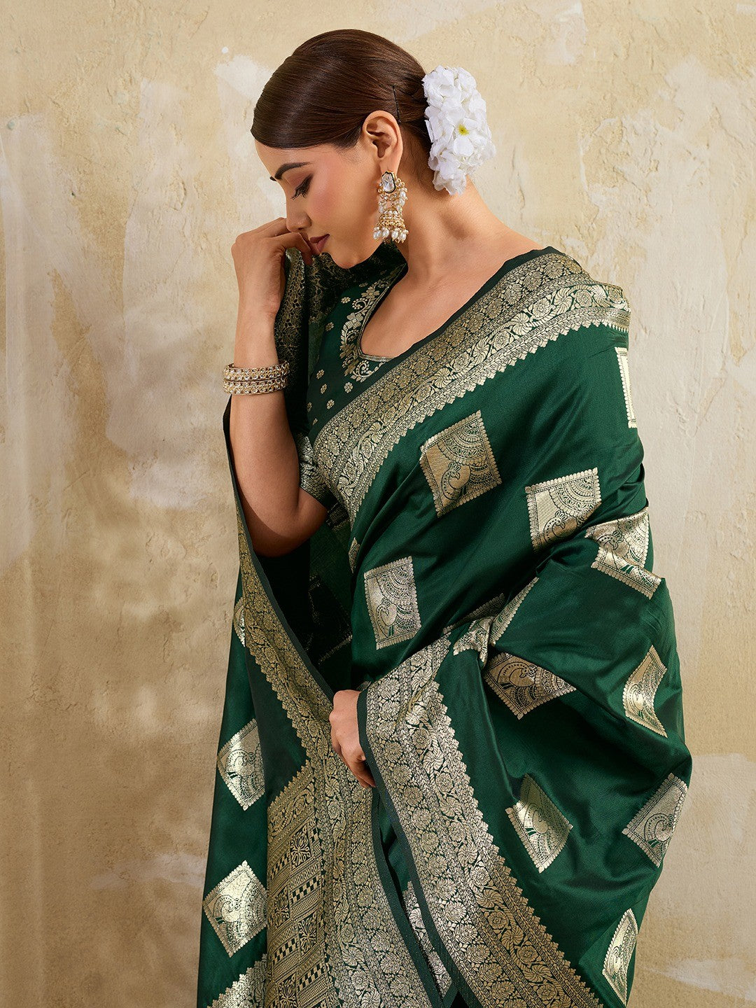 Green Peacock & Floral Motif Zari Weaving Silk Blend Saree With Unstitched Blouse Peice - Image 3