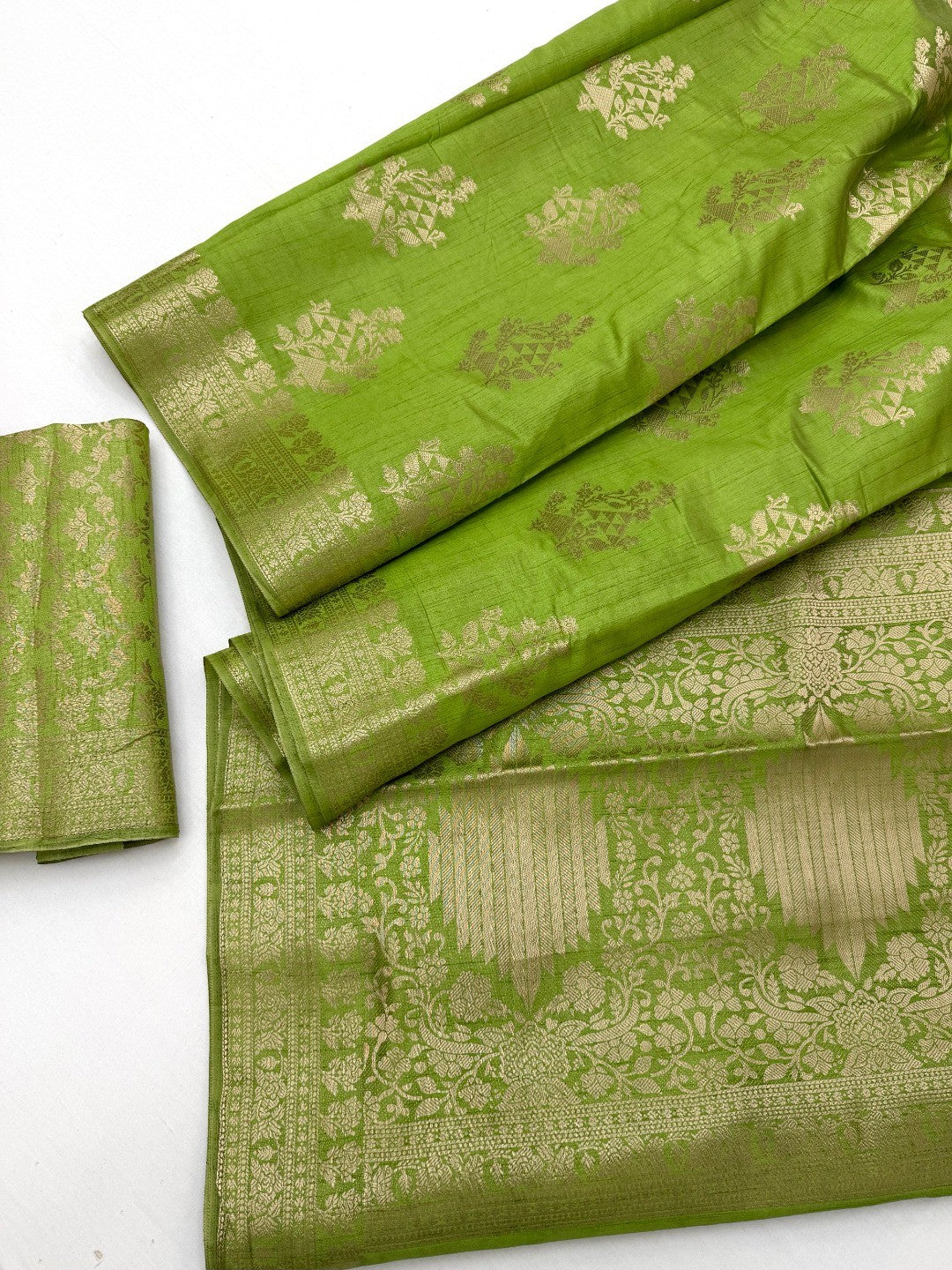 Stylish Green Crepe Saree with Floral Zari Work Elegant Occasion Wear - Image 3