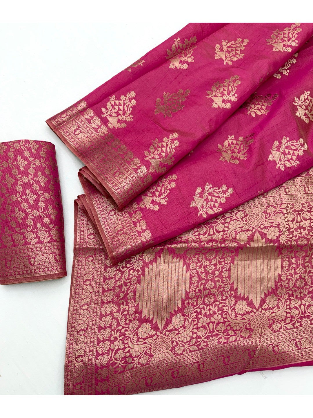 Stylish Pink Crepe Saree with Floral Zari Work Elegant Occasion Wear - Image 2