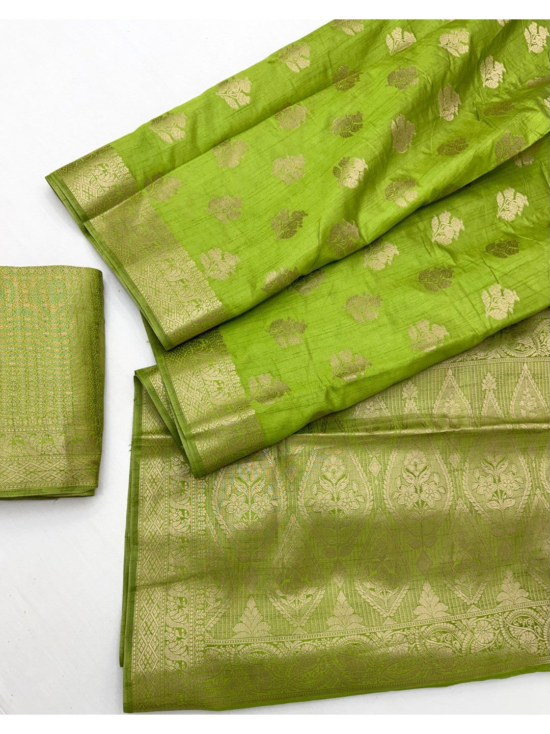 Elegant Green Cotton Silk Saree with Floral Zari Weave - Image 2