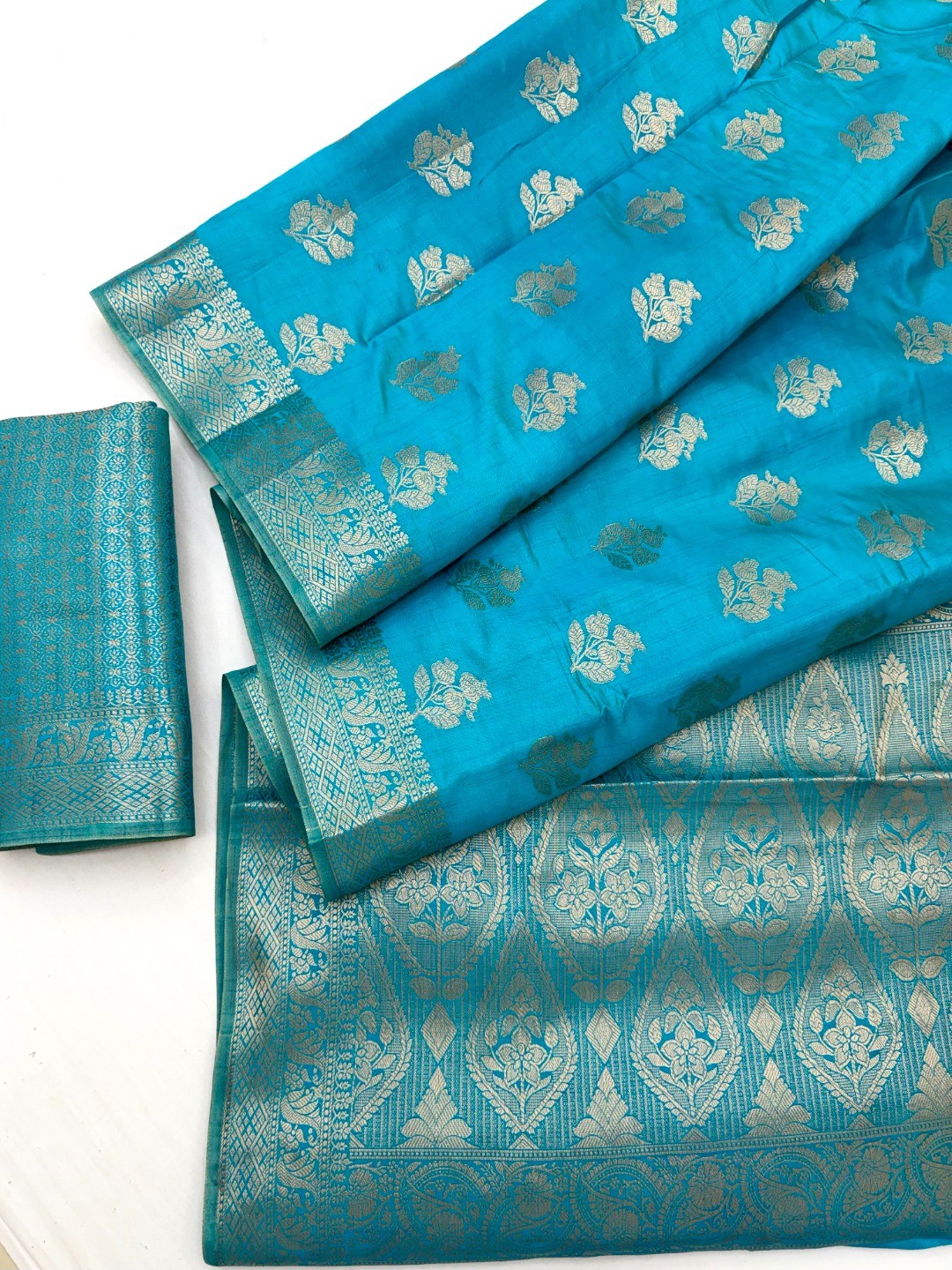 Blue Cotton Silk Saree Adorned With Floral Zari Weave - Image 3