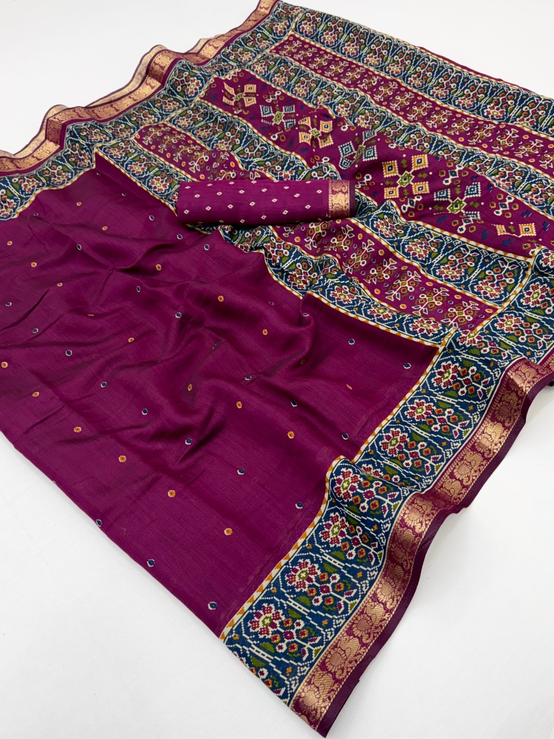 Wine Viscose Saree with Jacquard Zari Border and Fancy Print - Image 2