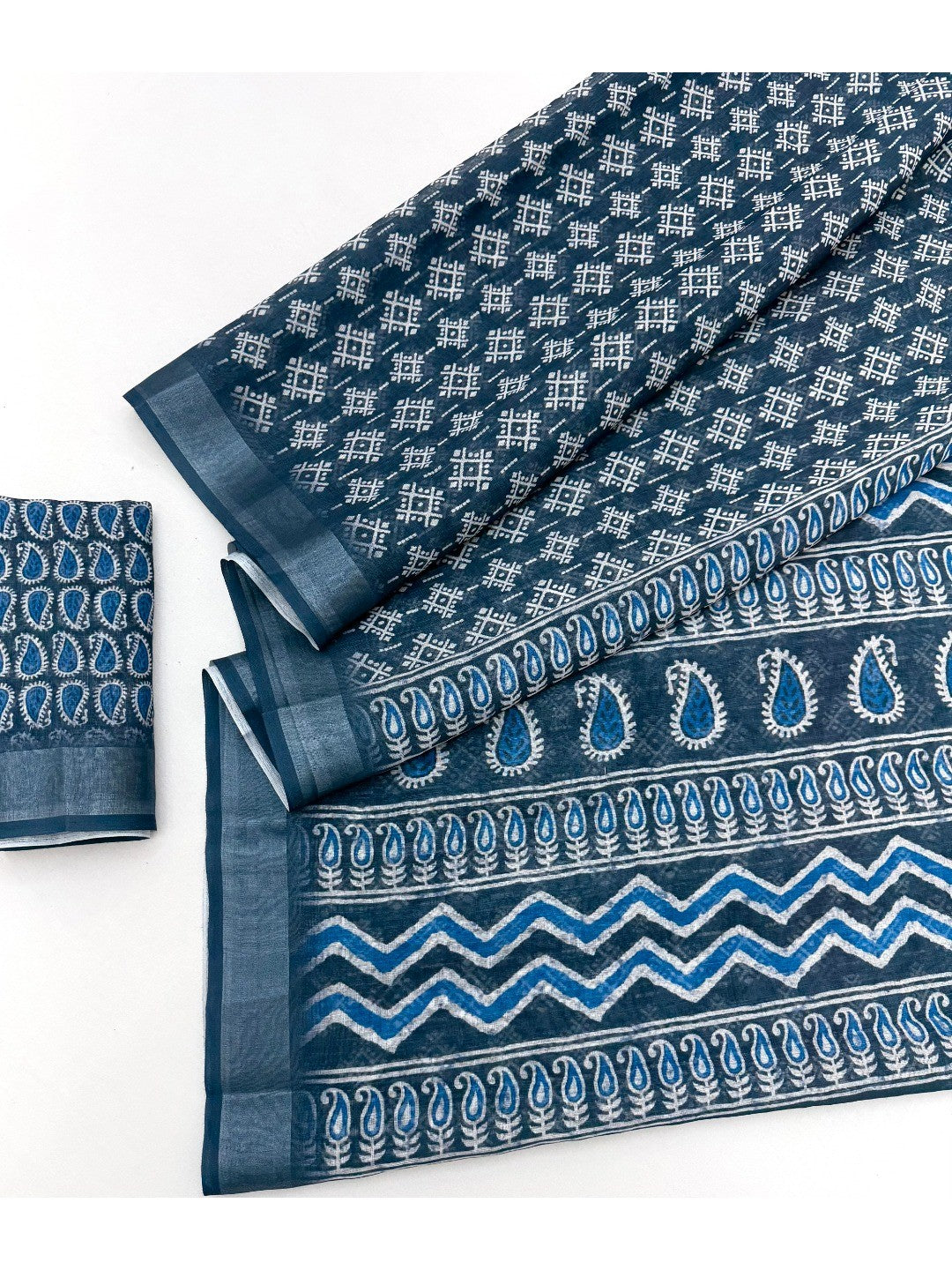 Blue Digital Printed Cotton Saree with Elegant Zari Border Everyday Ethnic Wear - Image 3
