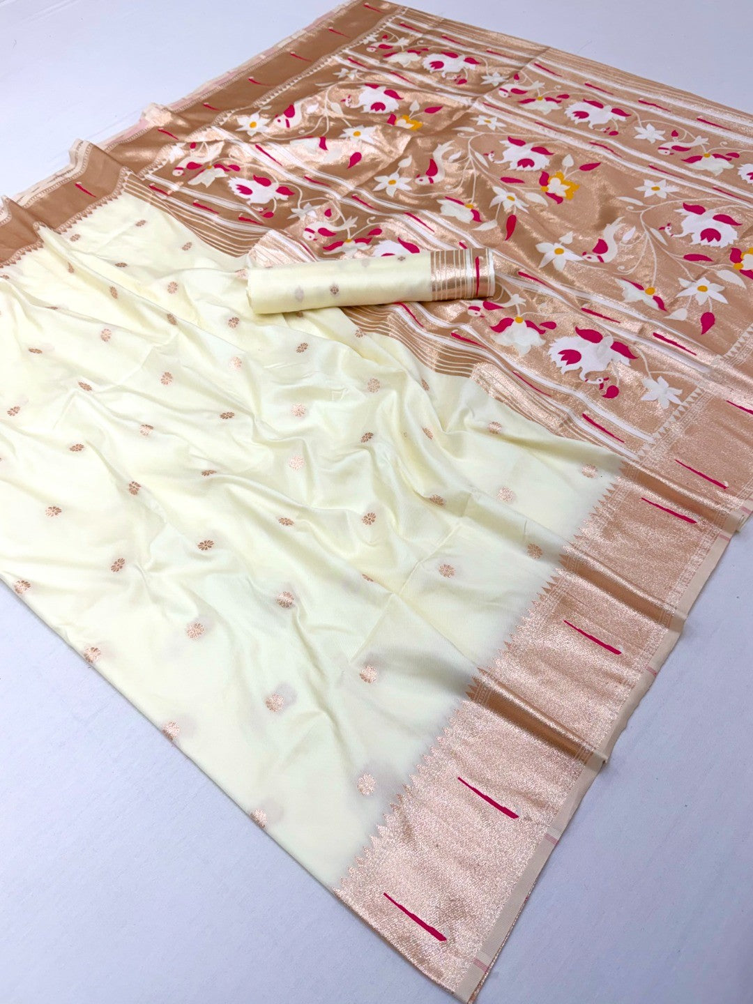 Traditional Offwhite Floral Zari Weaving Silk Paithani Saree With Intricate Designer Pallu - Image 3