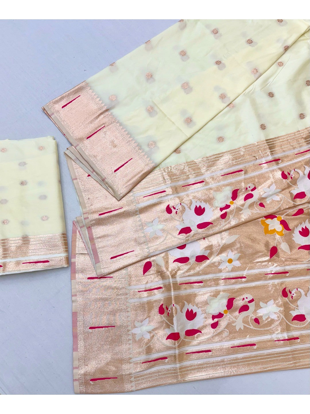 Traditional Offwhite Floral Zari Weaving Silk Paithani Saree With Intricate Designer Pallu - Image 2