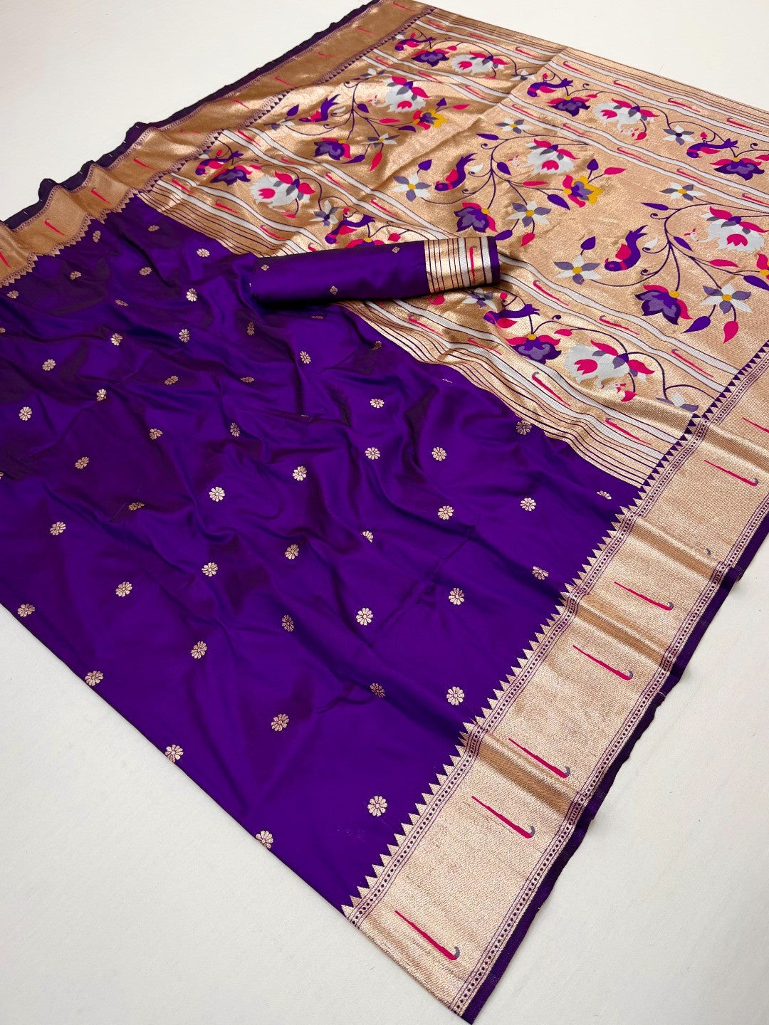 Traditional Violet Floral Zari Weaving Silk Paithani Saree With Intricate Designer Pallu - Image 3