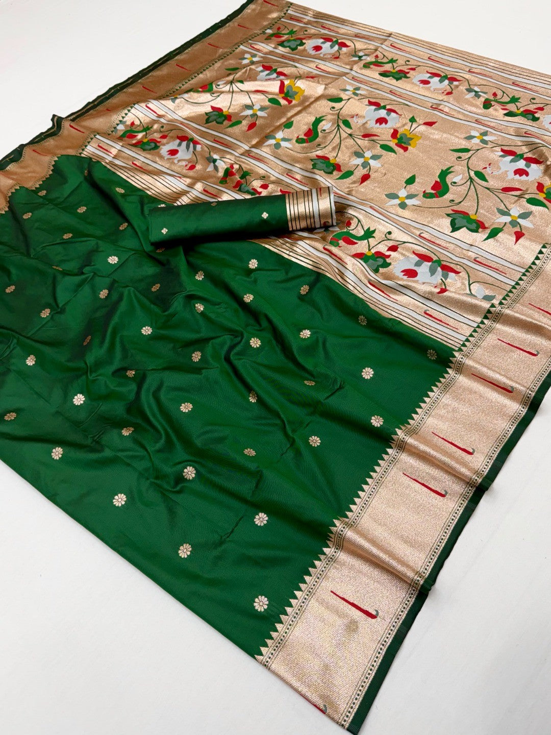 Traditional Green Floral Zari Weaving Silk Paithani Saree With Intricate Designer Pallu - Image 3