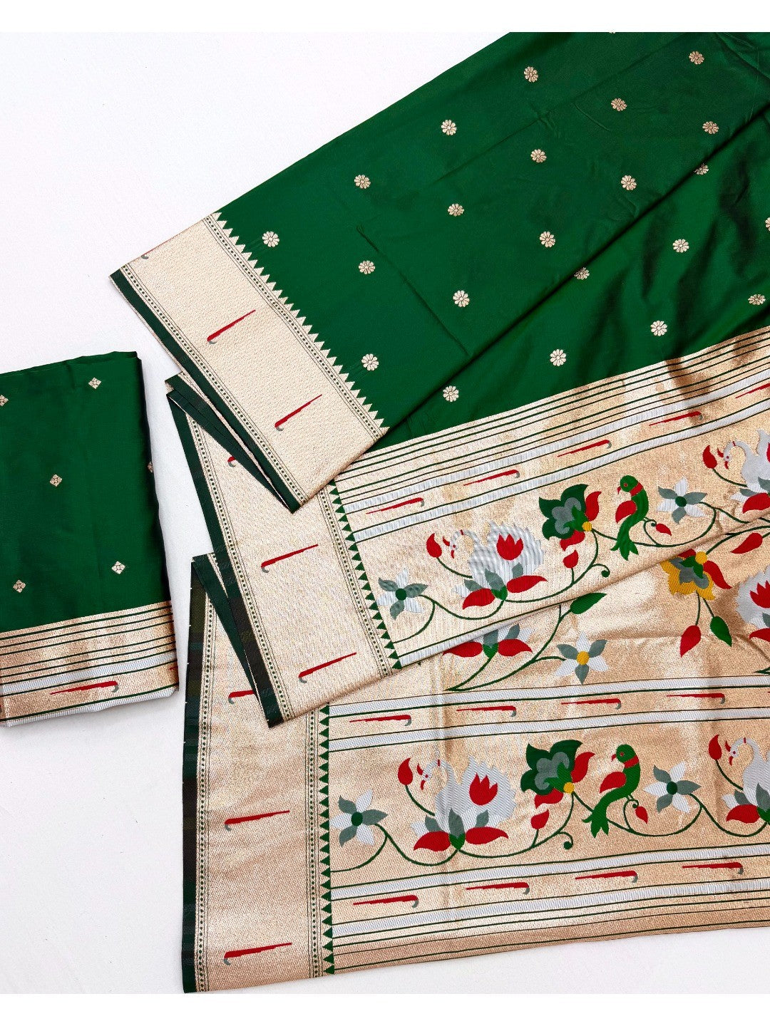 Traditional Green Floral Zari Weaving Silk Paithani Saree With Intricate Designer Pallu - Image 2