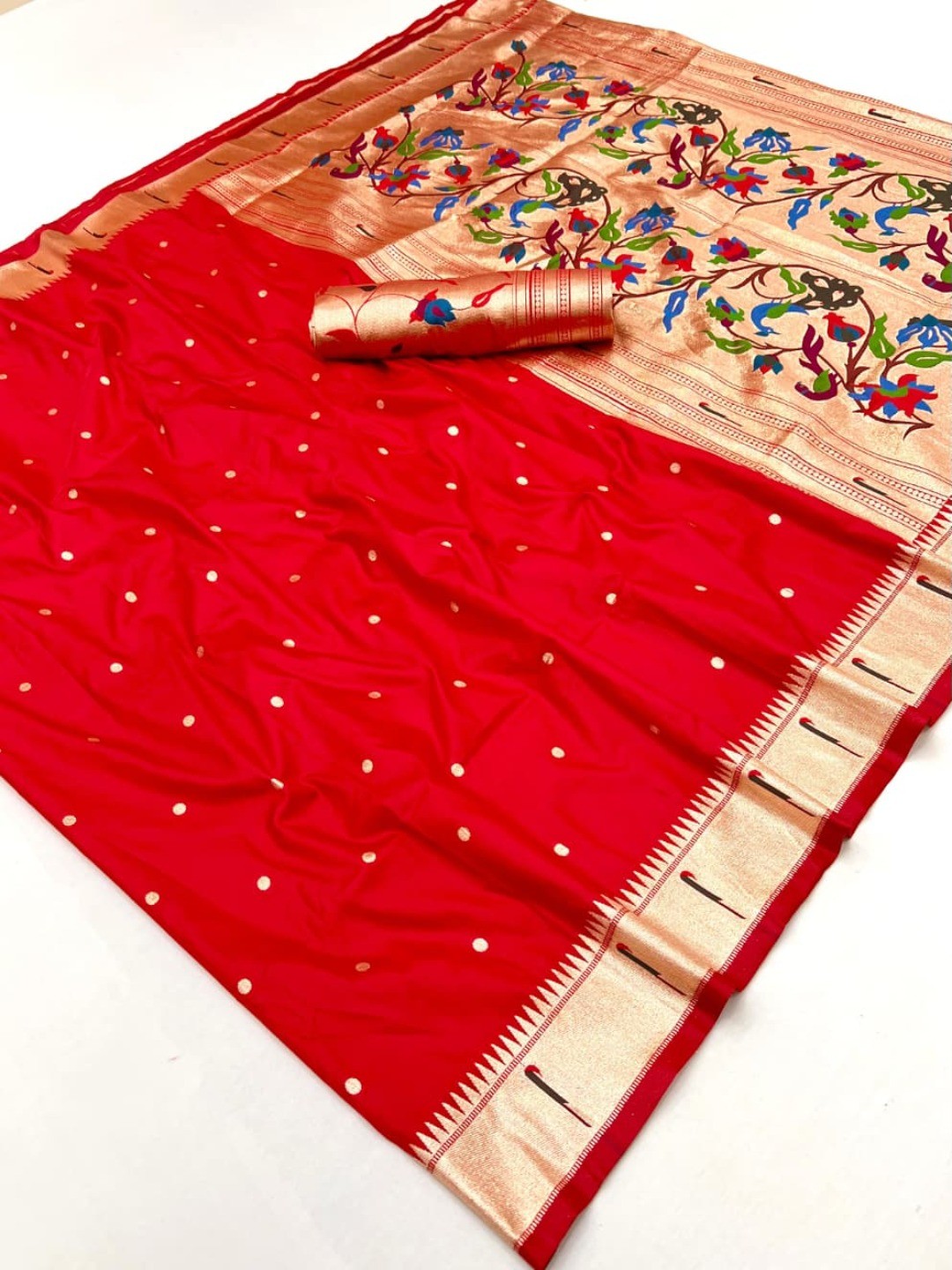 Elegant Red Banarasi Silk Saree with Rich Zari Weaving and Paithani Pallu - Image 3