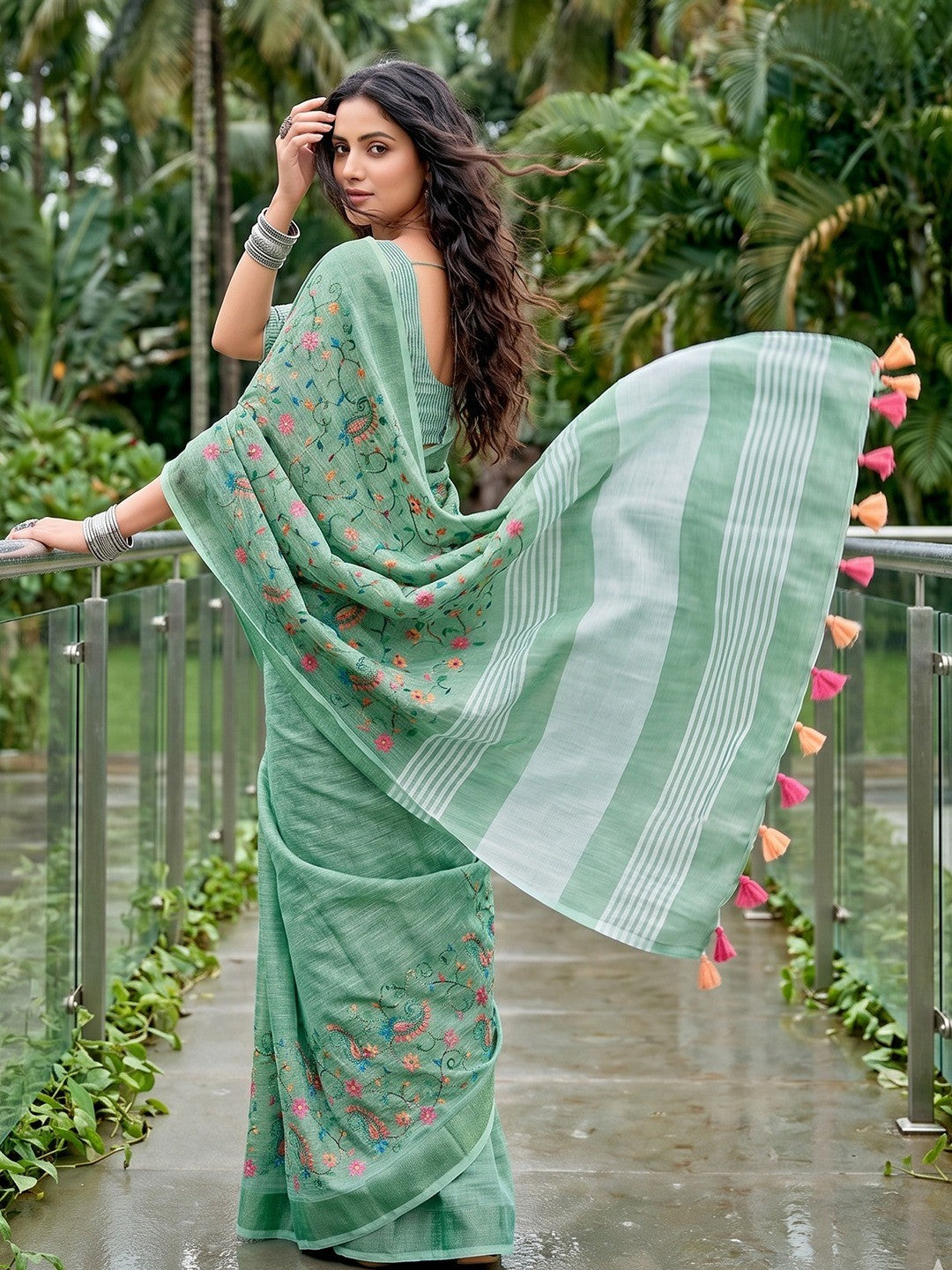 Elegant Rama Green Floral & Paisley Embroidered Linen Saree With Intricate Thread Work - Image 4