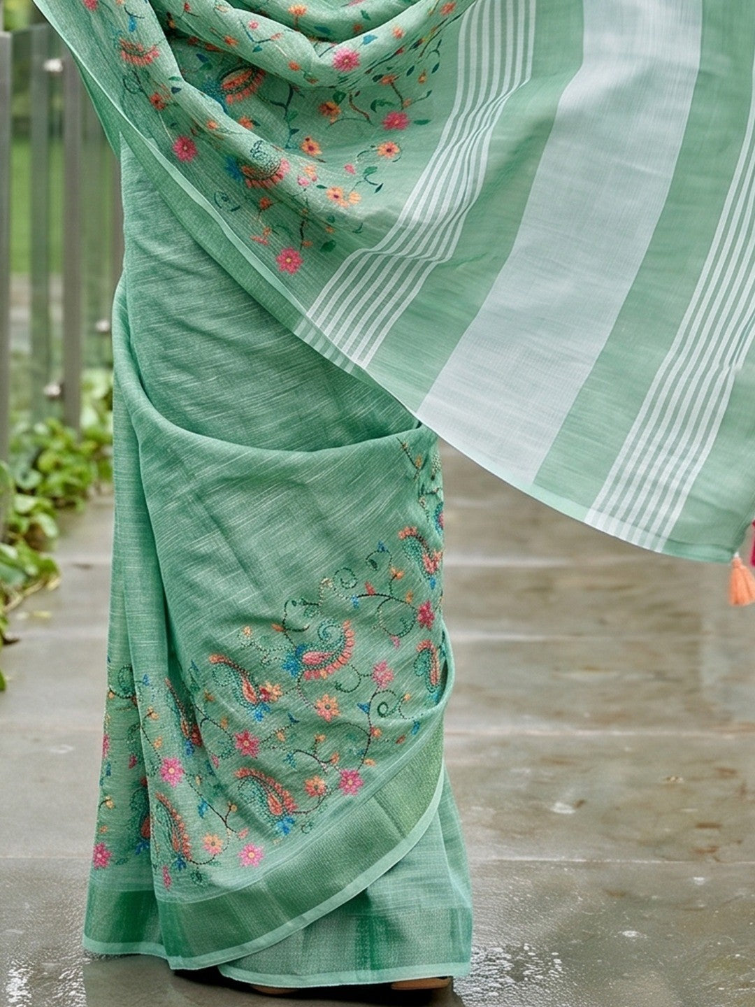Elegant Rama Green Floral & Paisley Embroidered Linen Saree With Intricate Thread Work - Image 2