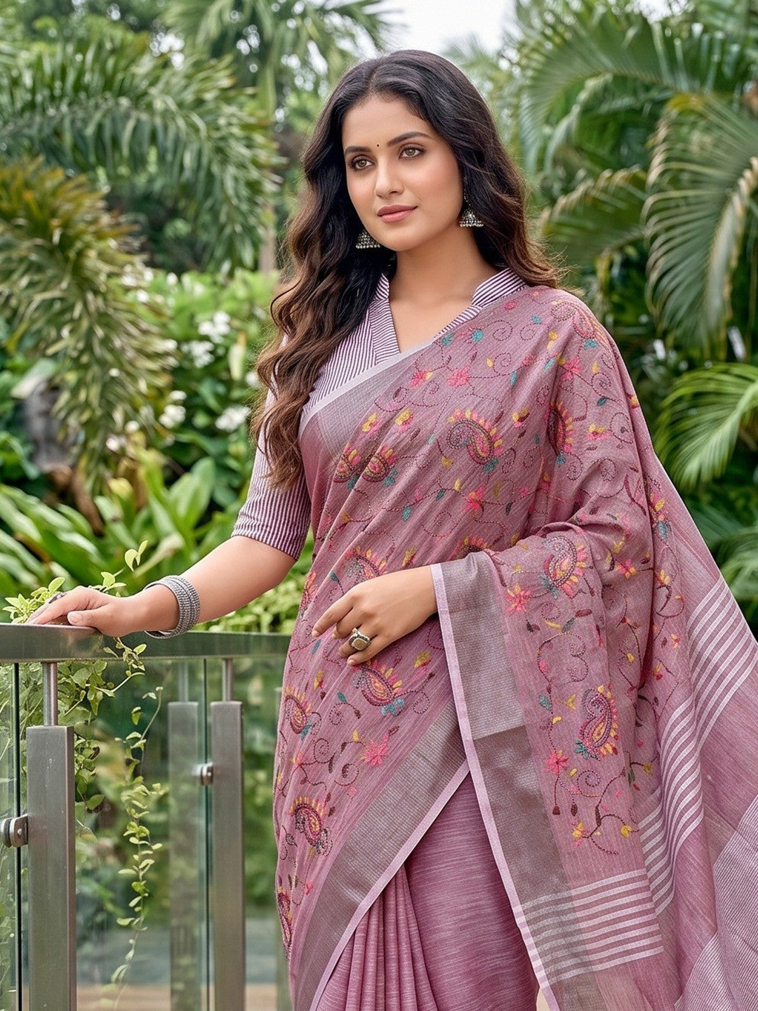 Elegant Muave Floral & Paisley Embroidered Linen Saree With Intricate Thread Work - Image 3