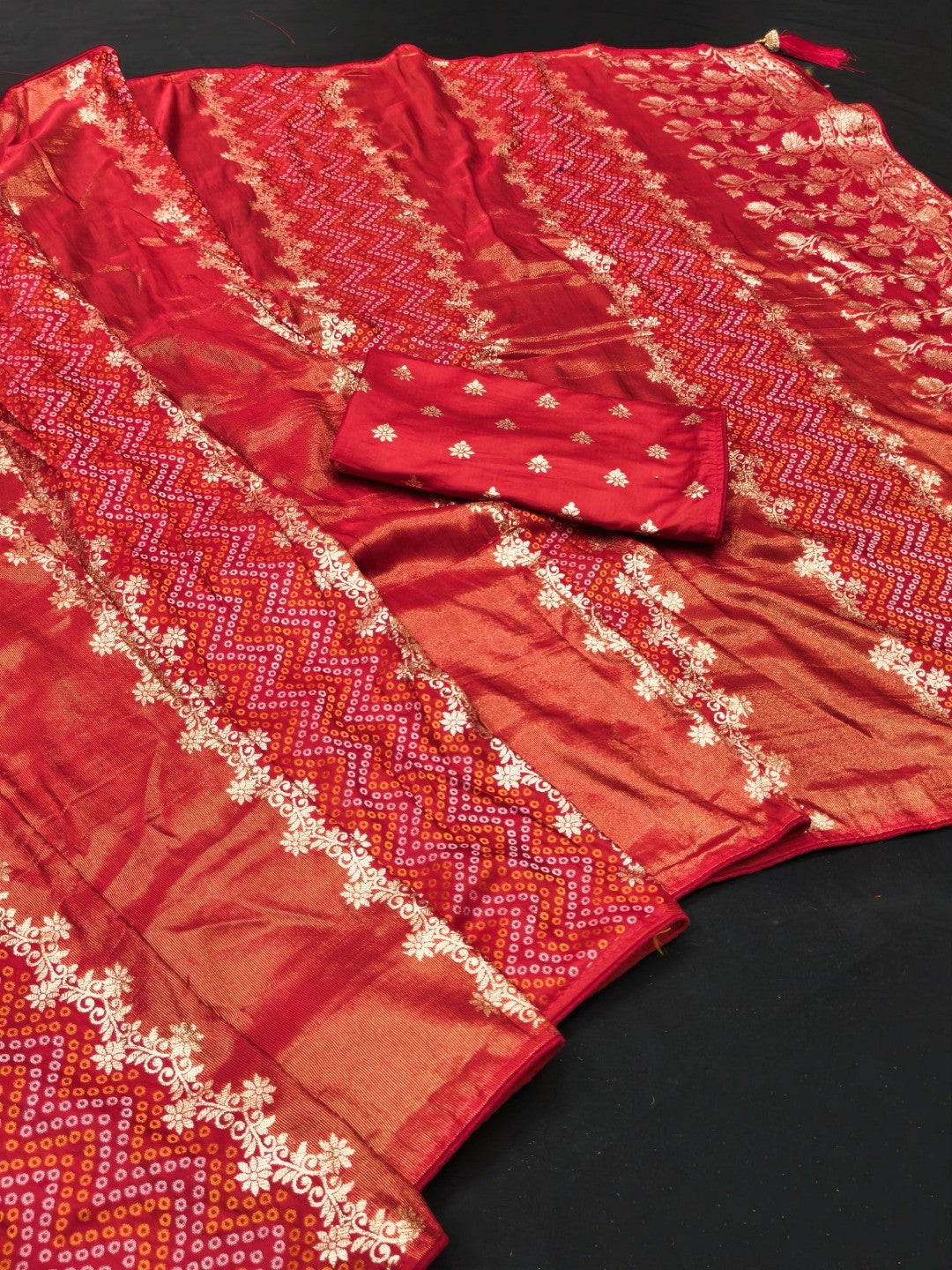 Classic Red Banarasi Jacquard Saree With Artistic Floral & Bandhani Design Weaving - Image 4