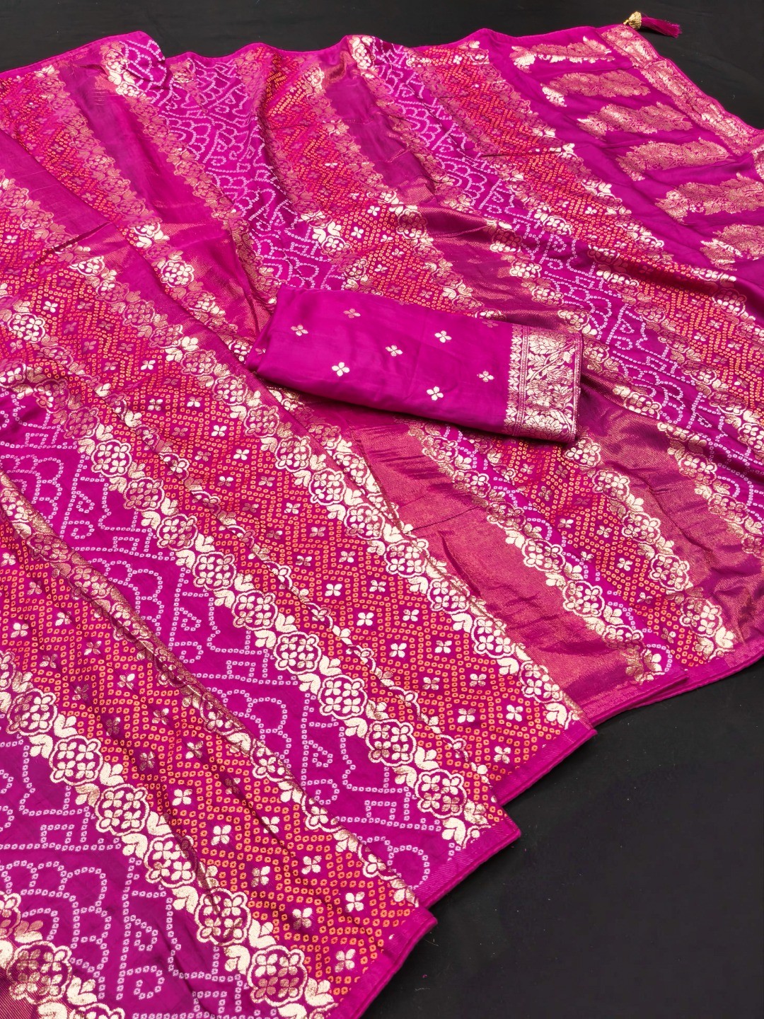 Classic Pink Banarasi Jacquard Saree With Artistic Floral & Bandhani Design Weaving - Image 2