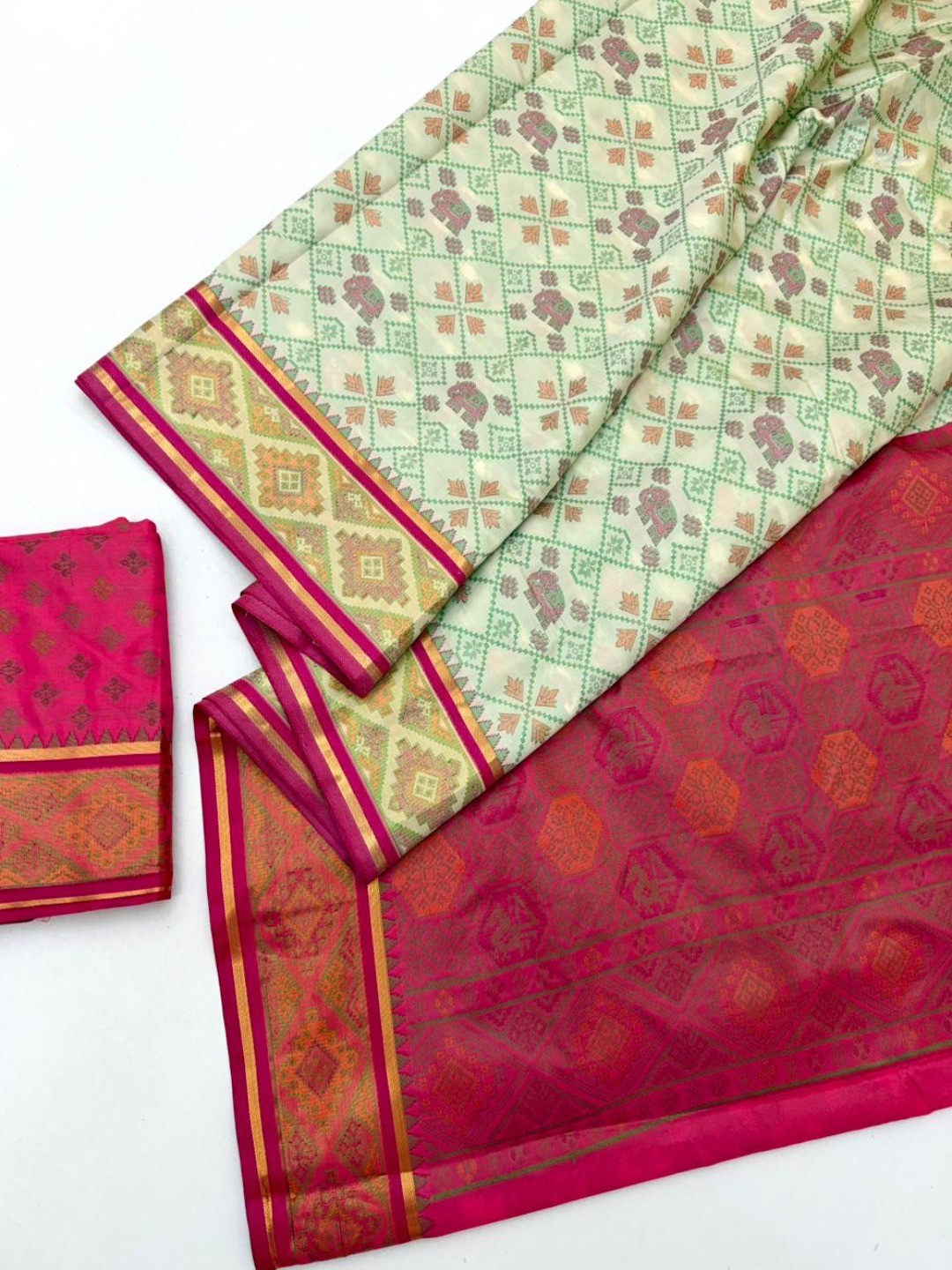 White Art Silk Weaving Patola Saree with Fancy Pallu and Blouse - Image 3