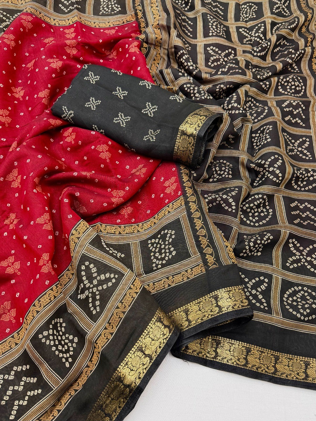 Elegant Red Viscose Bandhani Print Saree with Jacquard Border - Image 3