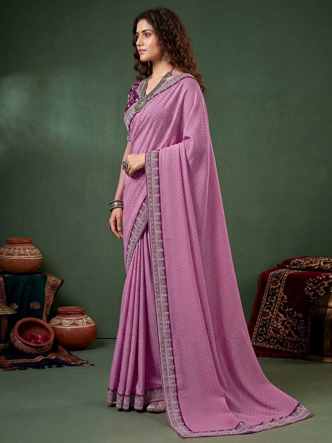 Stylish Pale Magenta Vichitra Silk Saree Highlighted With Foil Print & Elegant Embroidered Border - Image 2