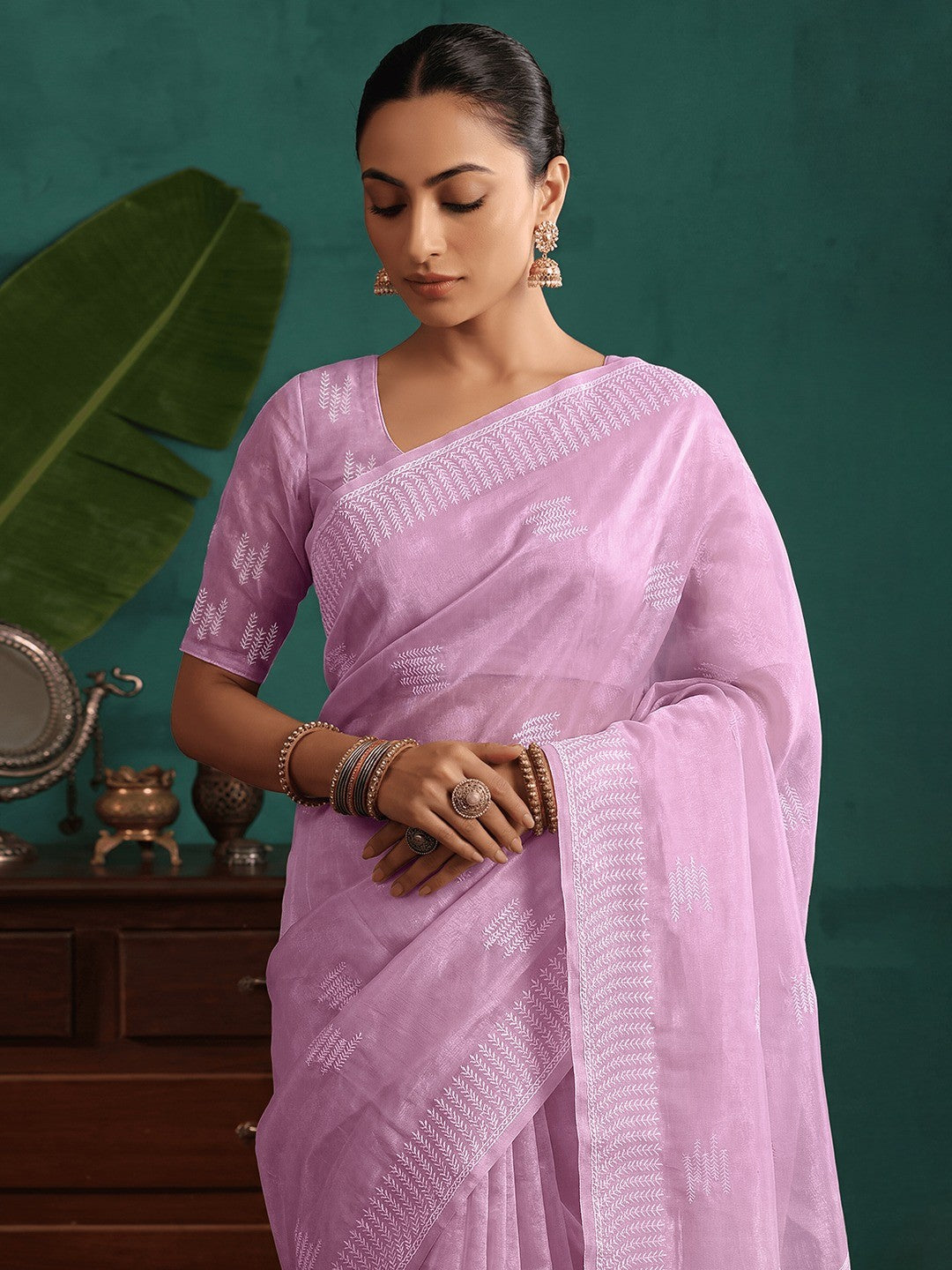 Charming Light Lavender Twill Net Saree Showcasing Detailed Thread Embroidered Work - Image 4