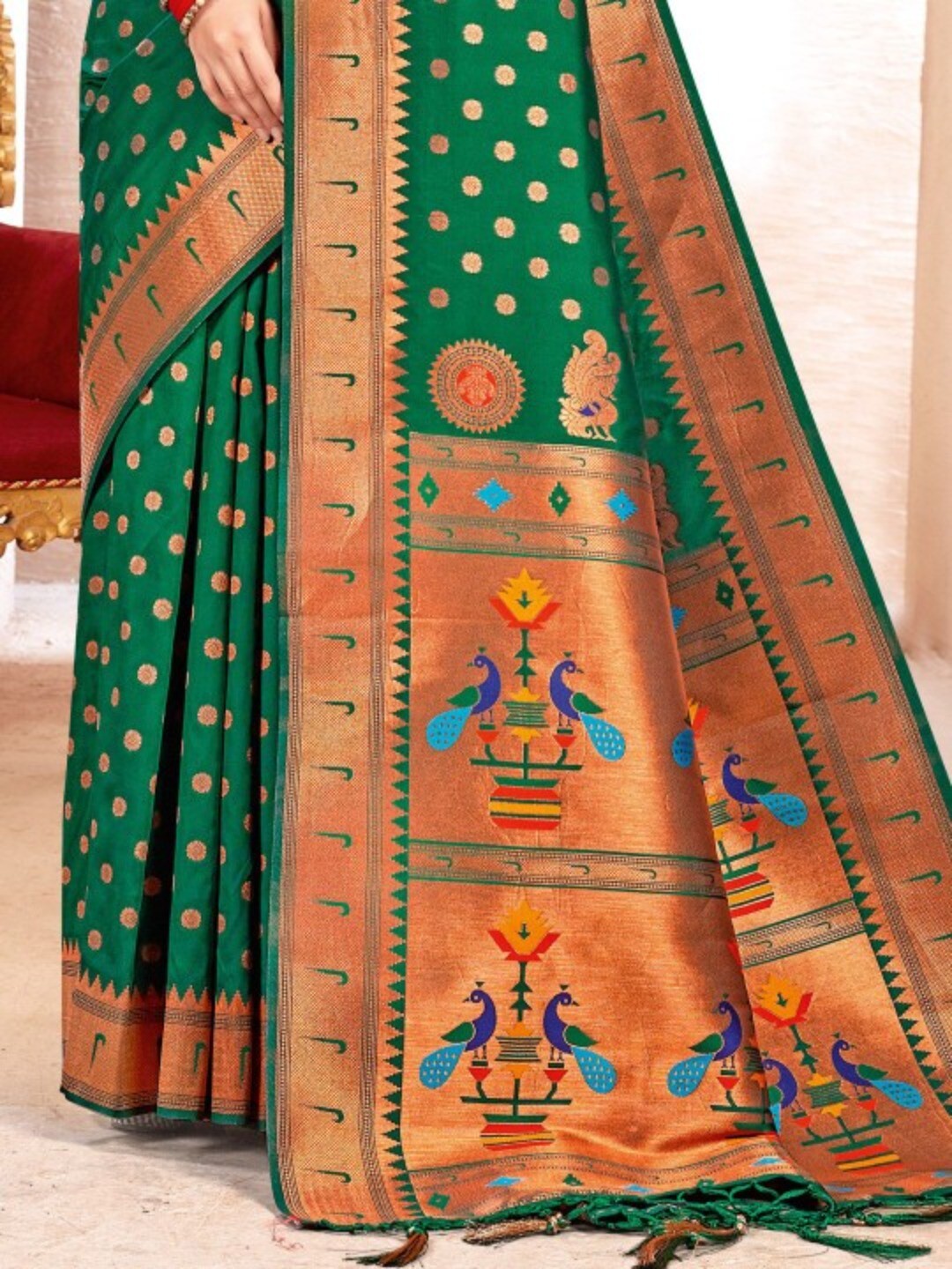 Classic Green Floral Banarasi Silk Weaving Paithani Saree With Decorative Peacock Motif Pallu - Image 2