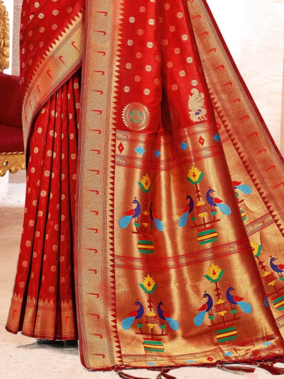 Classic Red Floral Banarasi Silk Weaving Paithani Saree With Decorative Peacock Motif Pallu - Image 2