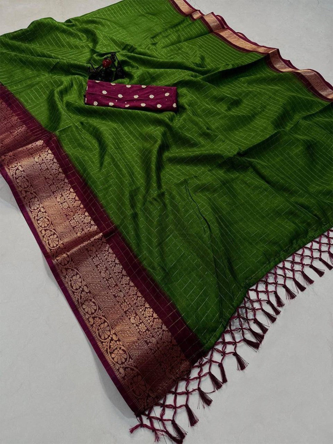 Traditional Green Check Pattern Dola Silk Saree Highlighted with Jacquard Border Work & Tassel Pallu - Image 5