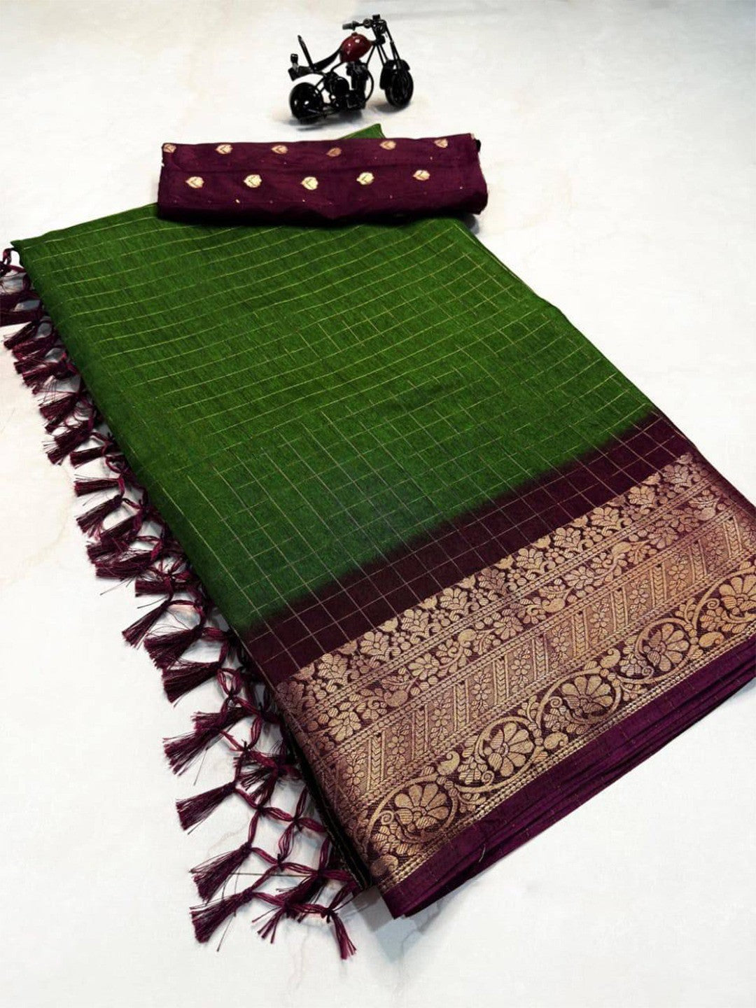 Traditional Green Check Pattern Dola Silk Saree Highlighted with Jacquard Border Work & Tassel Pallu - Image 2