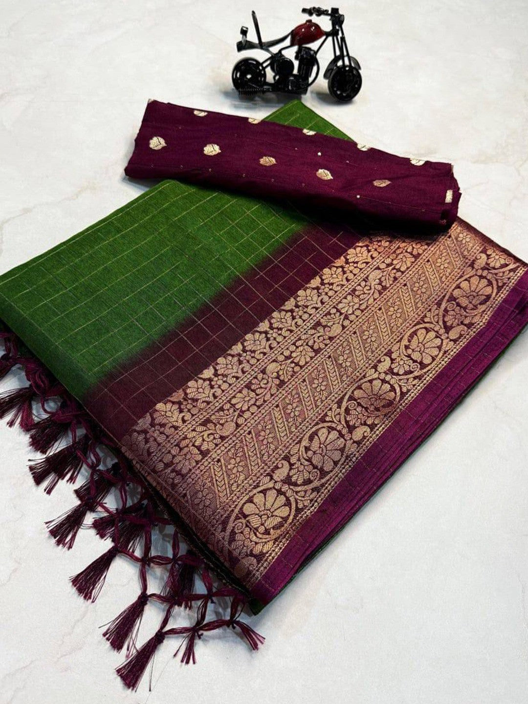 Traditional Green Check Pattern Dola Silk Saree Highlighted with Jacquard Border Work & Tassel Pallu - Image 3