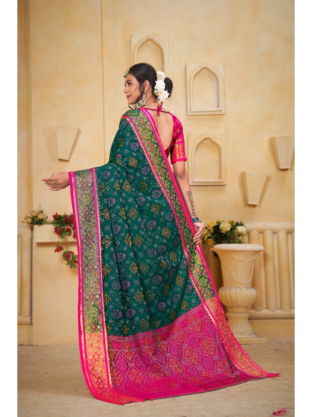 Designer Green Banarasi Silk Saree With Intricate Patola Zari Weaving & Fancy Border - Image 5