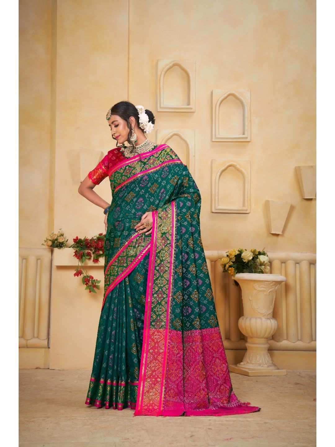 Designer Green Banarasi Silk Saree With Intricate Patola Zari Weaving & Fancy Border - Image 4