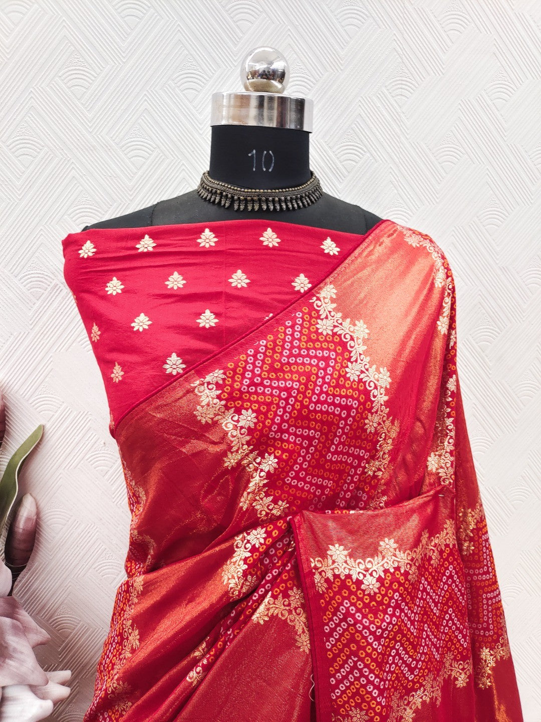 Classic Red Banarasi Jacquard Saree With Artistic Floral & Bandhani Design Weaving - Image 2