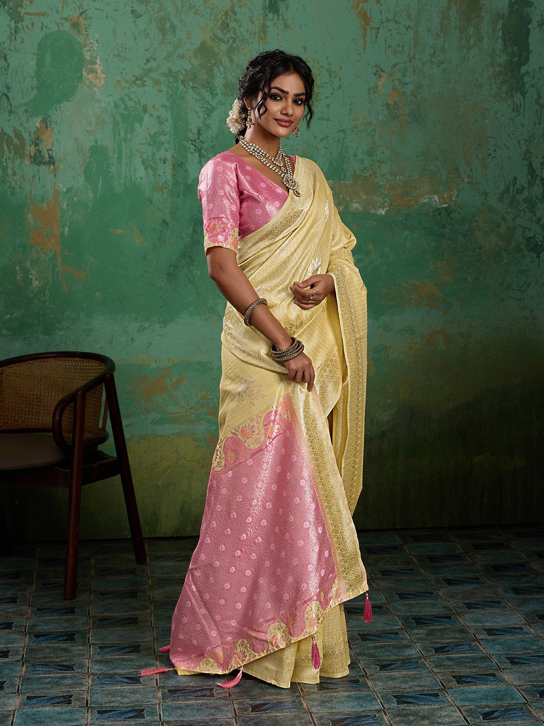 Premium Yellow Floral & Checks Zari Weaving Linen Saree With Vibrant Pink Tassel Pallu - Image 5