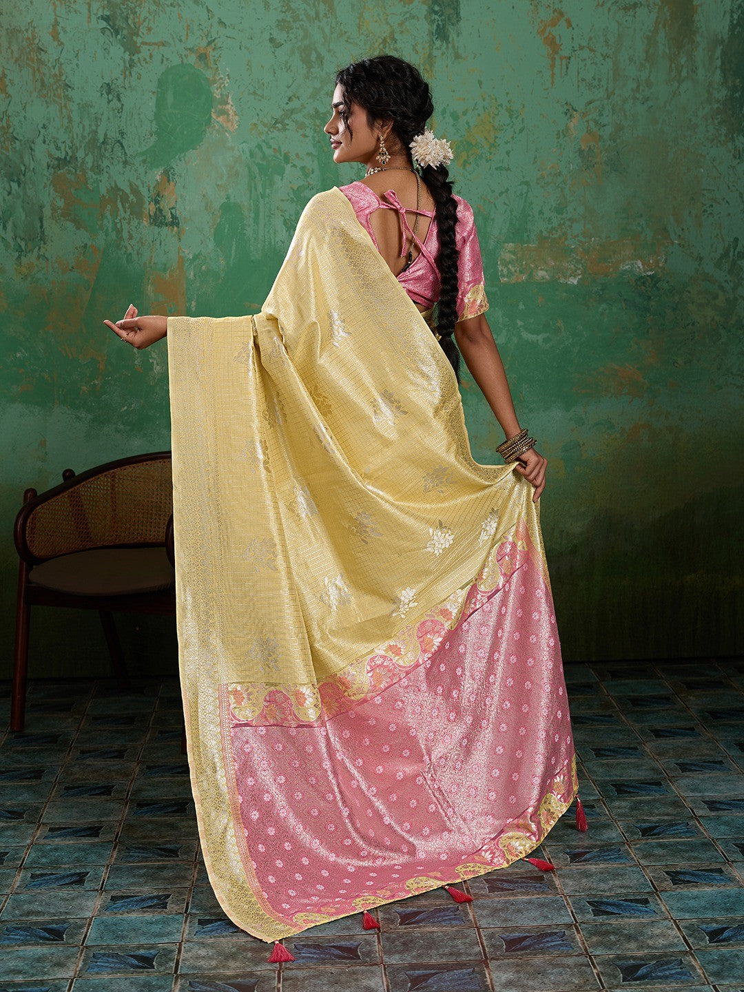Premium Yellow Floral & Checks Zari Weaving Linen Saree With Vibrant Pink Tassel Pallu - Image 4
