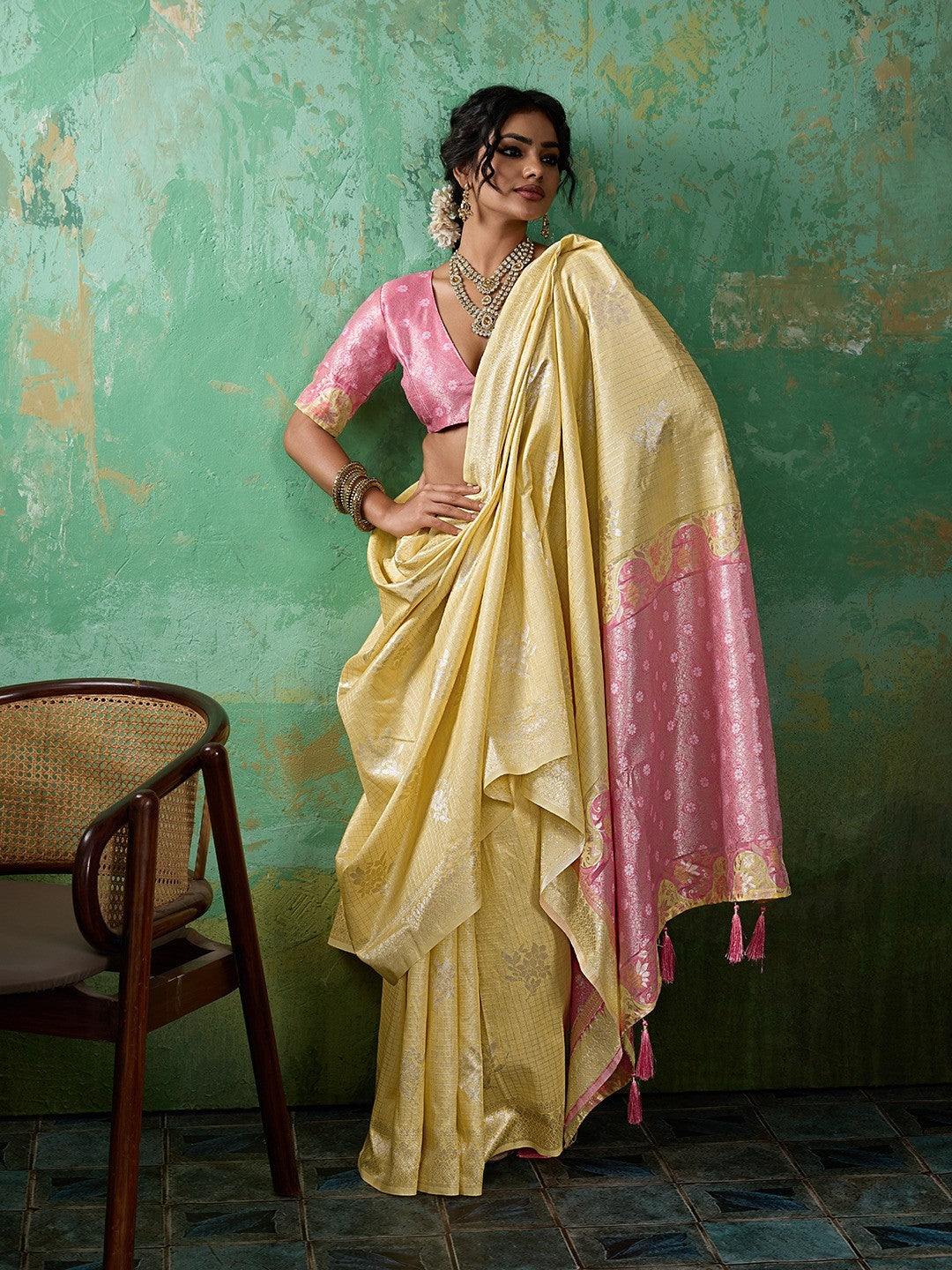 Premium Yellow Floral & Checks Zari Weaving Linen Saree With Vibrant Pink Tassel Pallu - Image 7