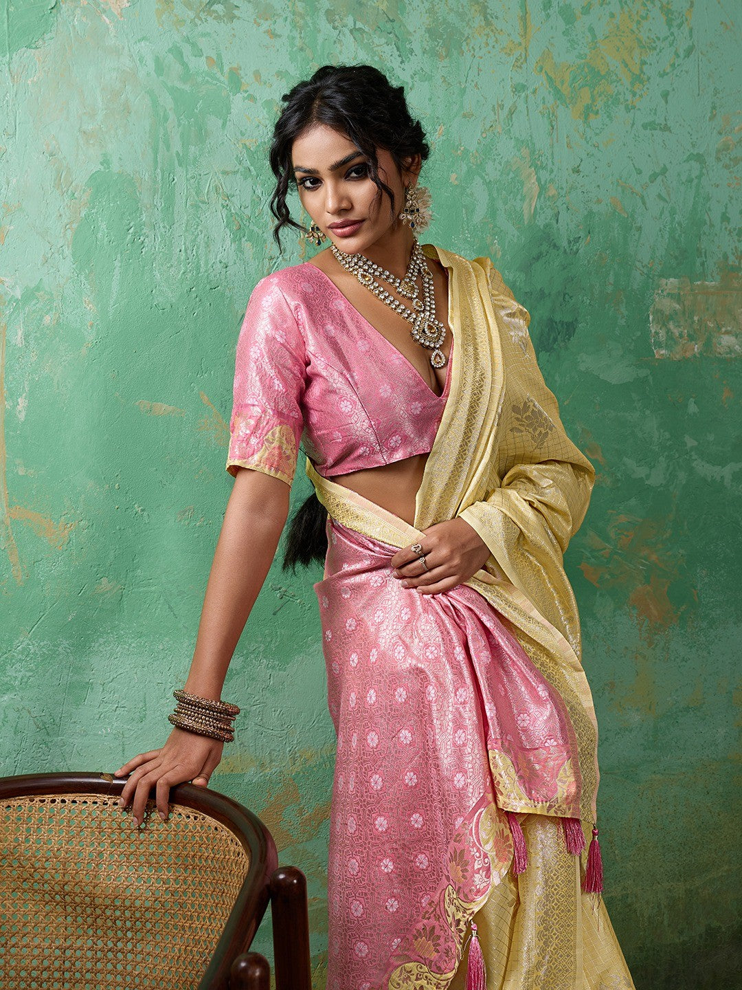 Premium Yellow Floral & Checks Zari Weaving Linen Saree With Vibrant Pink Tassel Pallu - Image 3