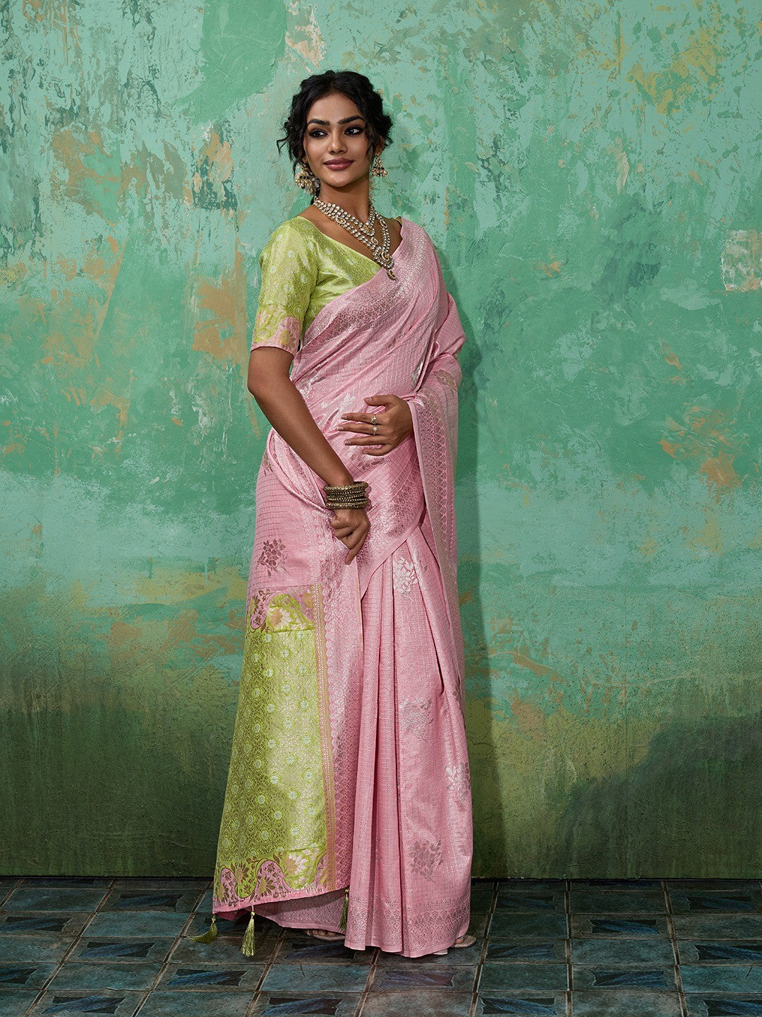 Premium Pink Floral & Checks Zari Weaving Linen Saree With Vibrant Green Tassel Pallu - Image 5