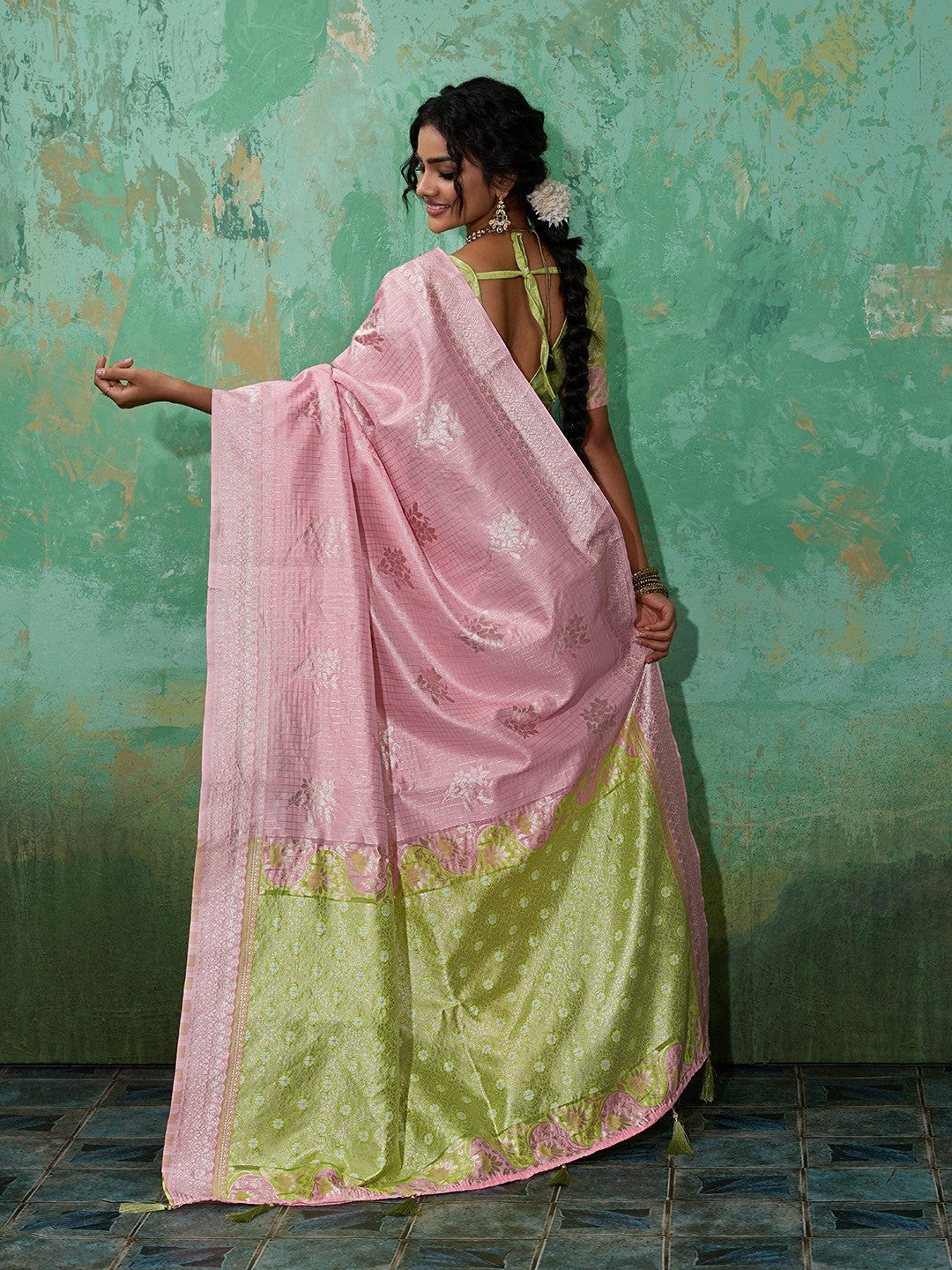 Premium Pink Floral & Checks Zari Weaving Linen Saree With Vibrant Green Tassel Pallu - Image 7