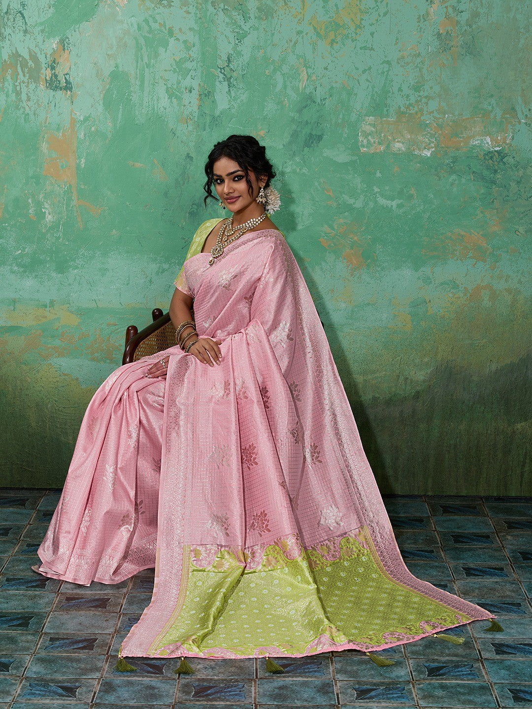 Premium Pink Floral & Checks Zari Weaving Linen Saree With Vibrant Green Tassel Pallu - Image 4