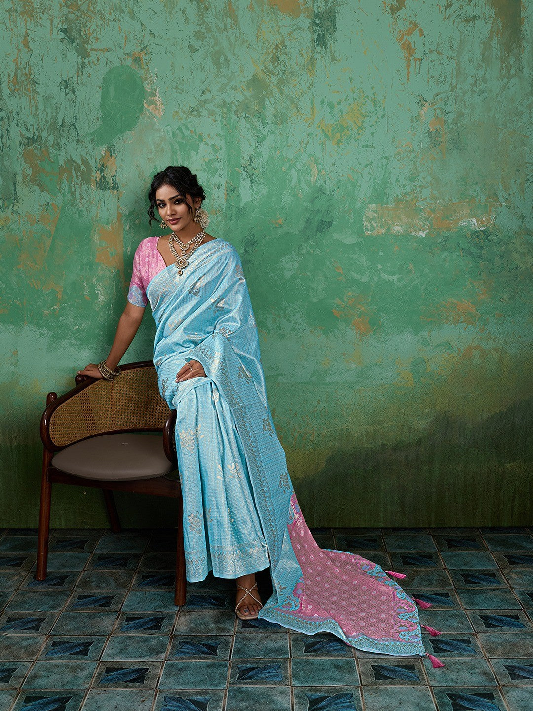 Premium Blue Floral & Checks Zari Weaving Linen Saree With Vibrant Pink Tassel Pallu - Image 3