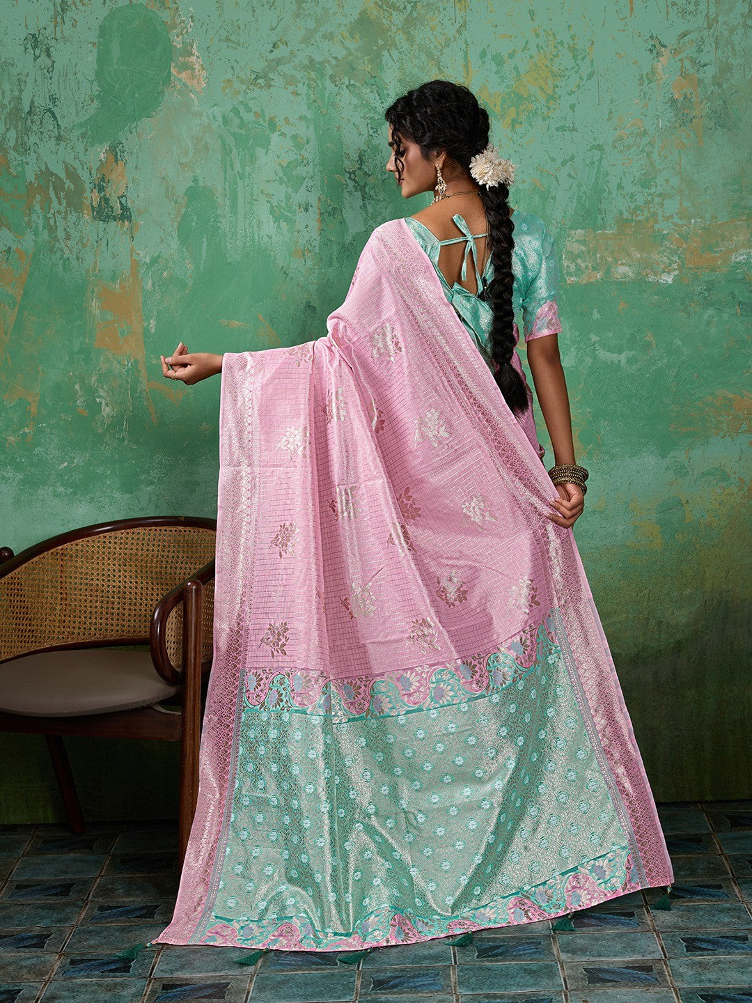 Premium Pink Floral & Checks Zari Weaving Linen Saree With Vibrant Turquoise Tassel Pallu - Image 3
