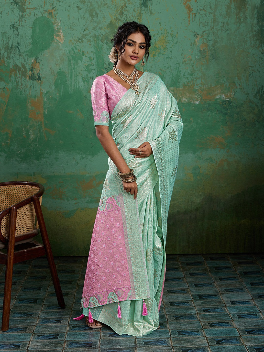 Premium Turquoise Floral & Checks Zari Weaving Linen Saree With Vibrant Pink Tassel Pallu - Image 6