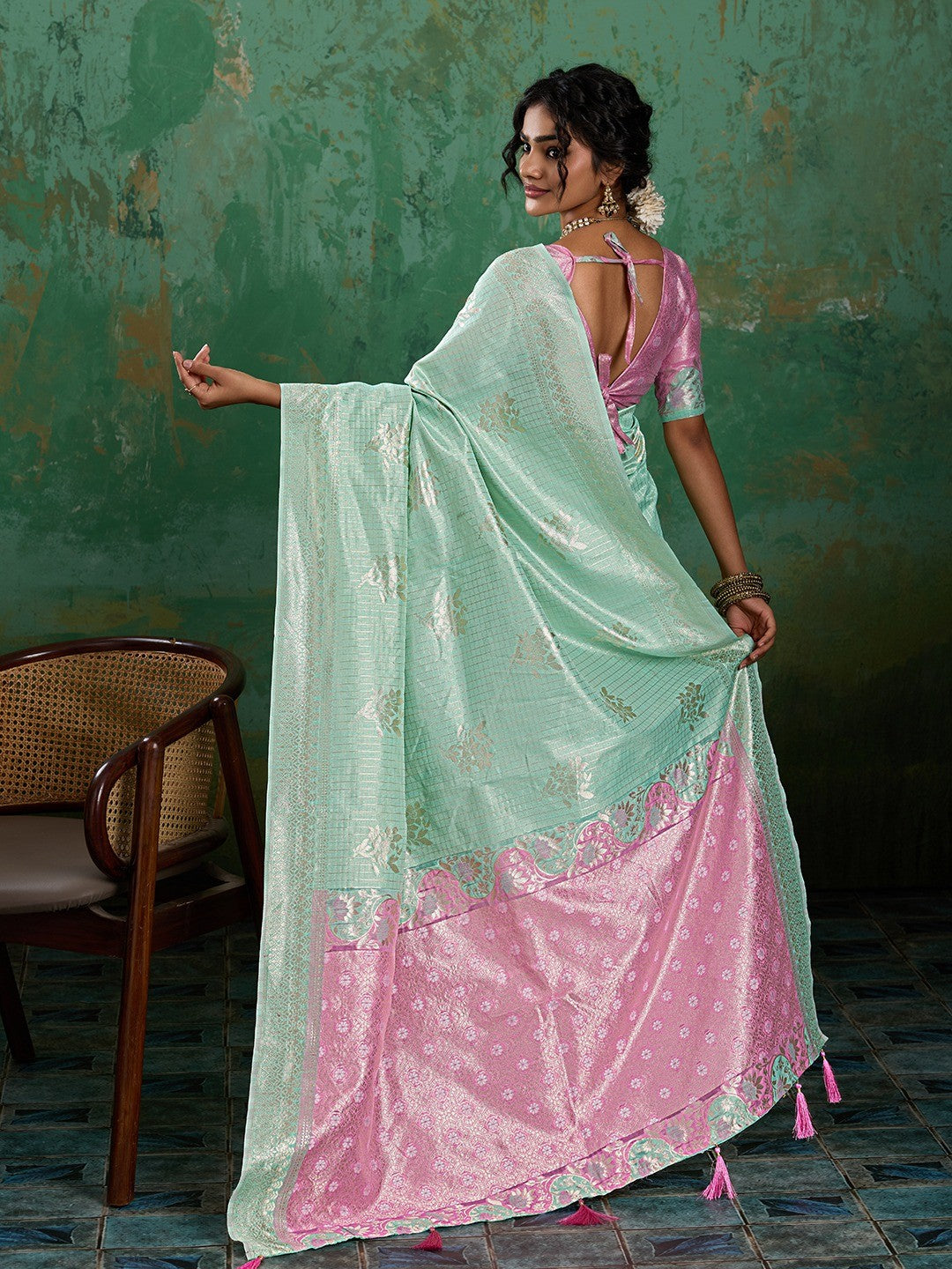 Premium Turquoise Floral & Checks Zari Weaving Linen Saree With Vibrant Pink Tassel Pallu - Image 5