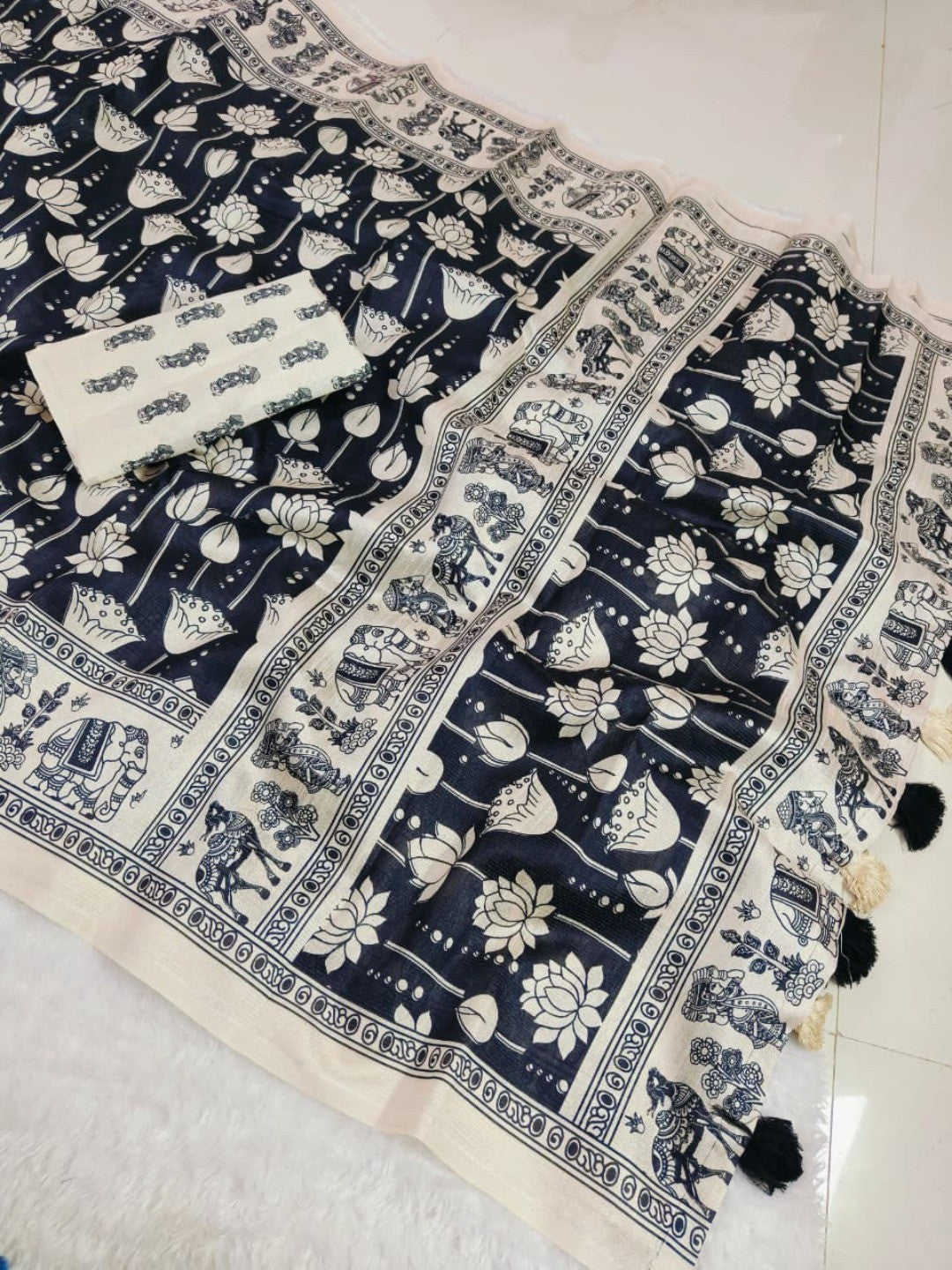 Elegant Black Mysore Silk Saree with Traditional Printed Motifs - Image 2